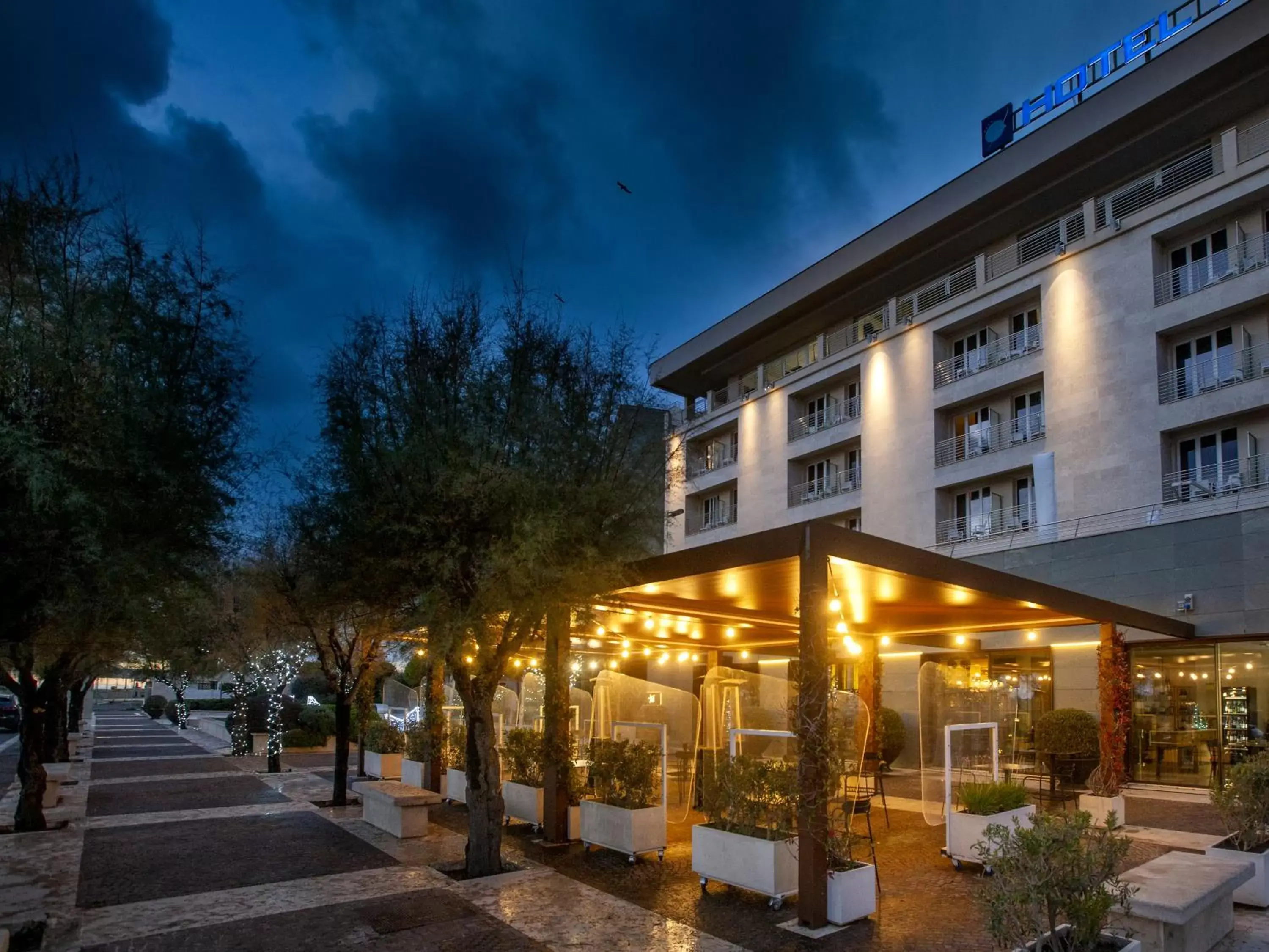 Restaurant/places to eat, Property Building in Hotel Tiber