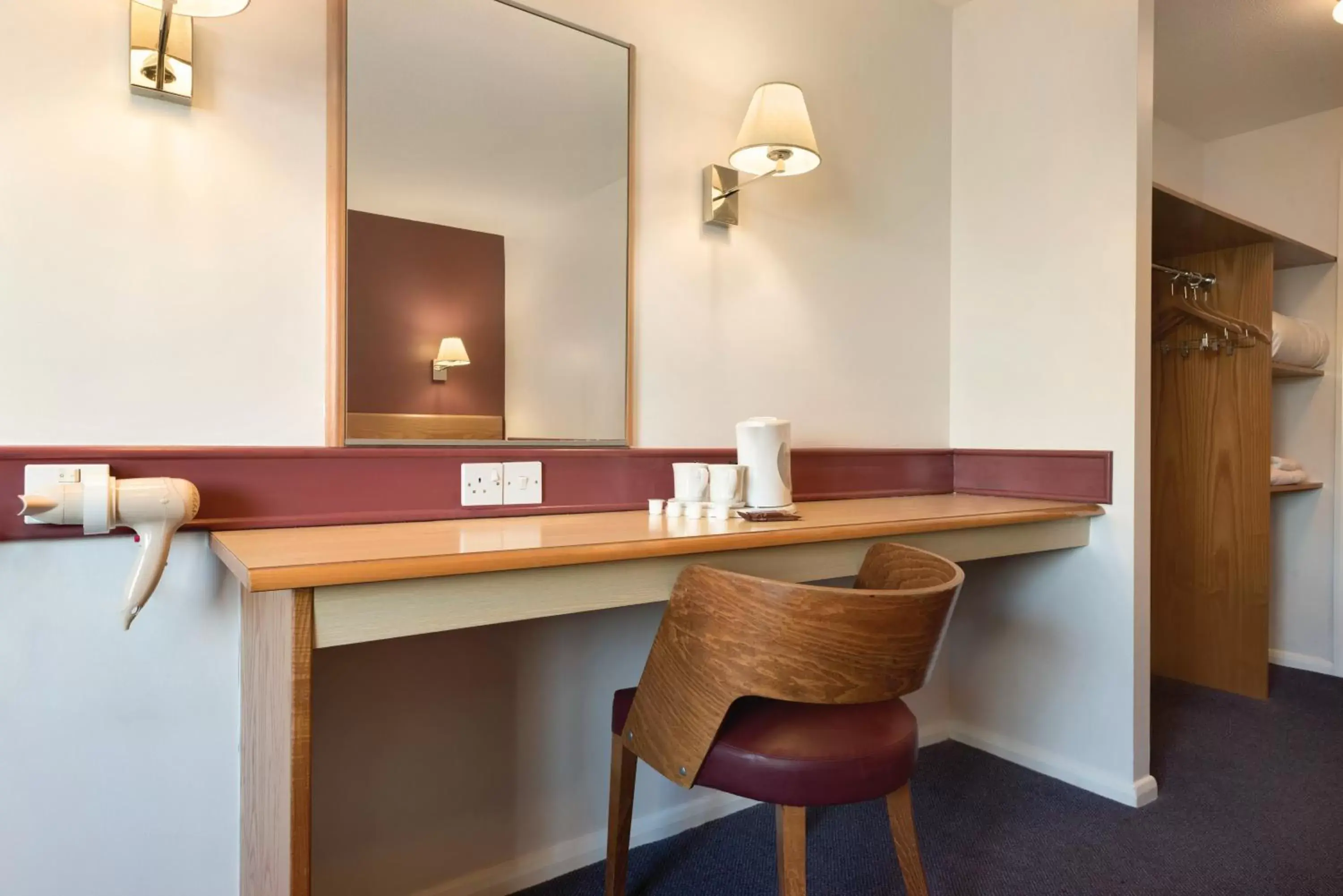 Coffee/tea facilities, Bathroom in Days Inn Hotel Membury