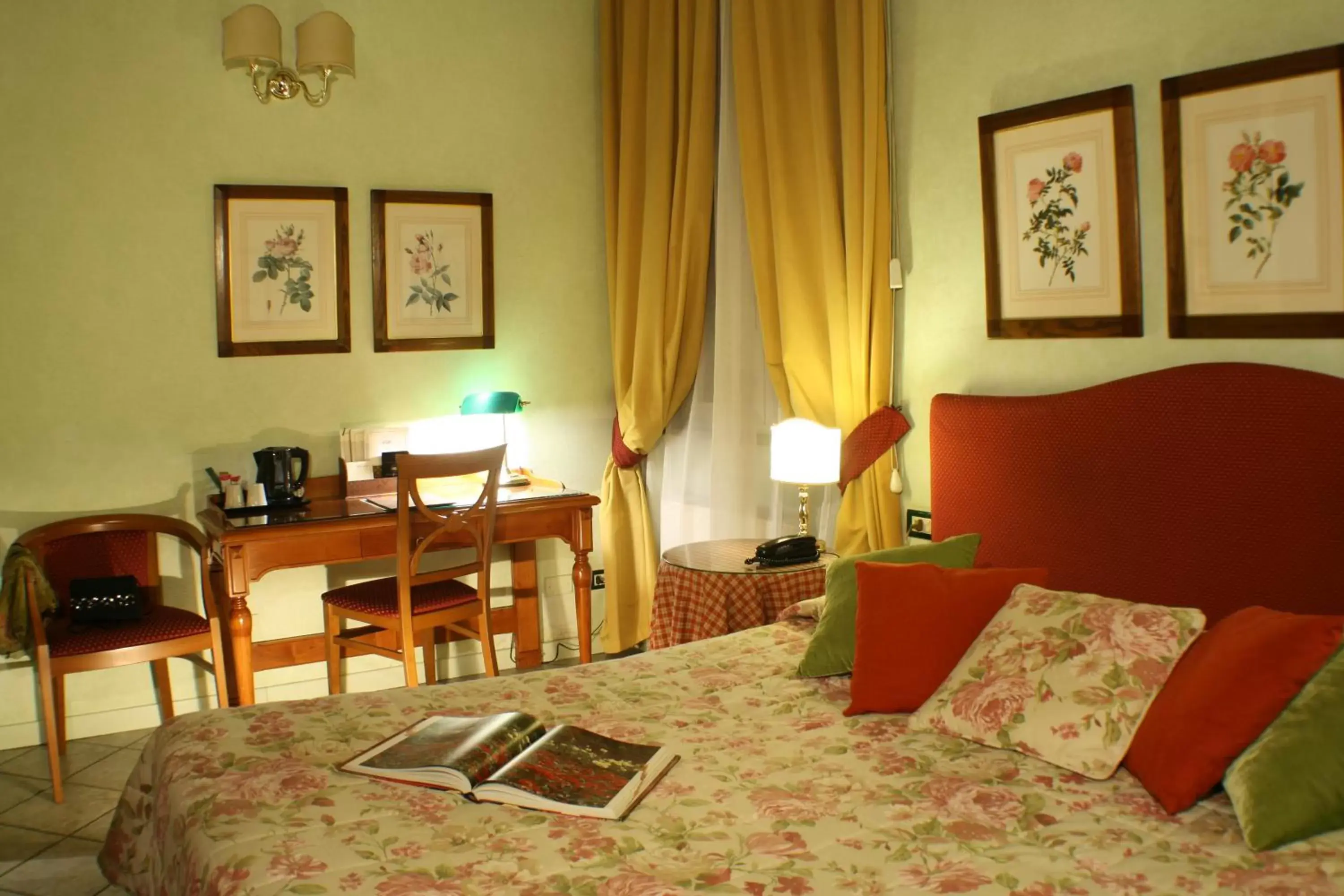 Bedroom, Bed in Hotel Rosary Garden