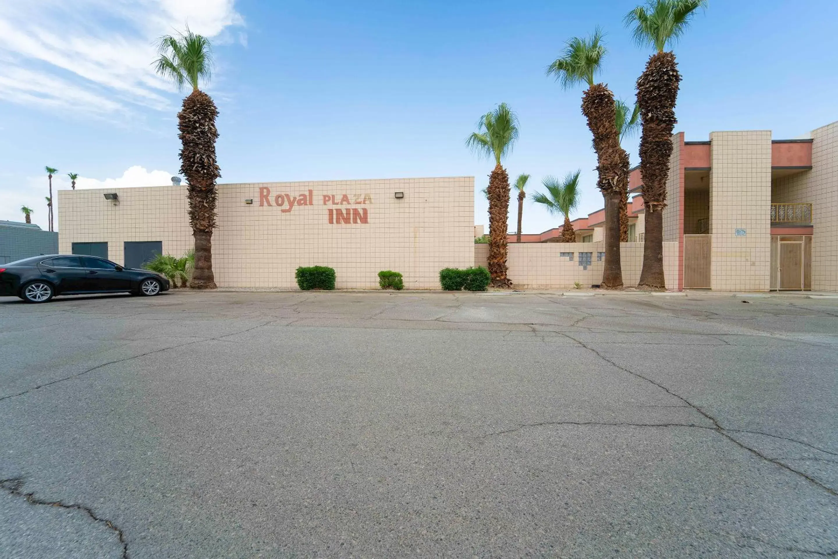 Property building in Royal Plaza Inn Property building in Royal Plaza Inn