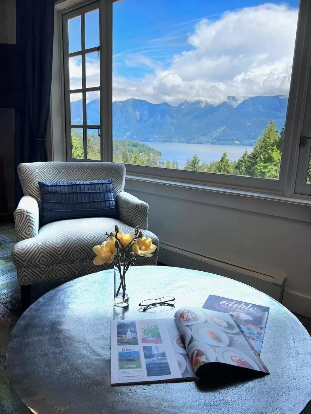 Seating area, Mountain View in Artisan Suites on Bowen