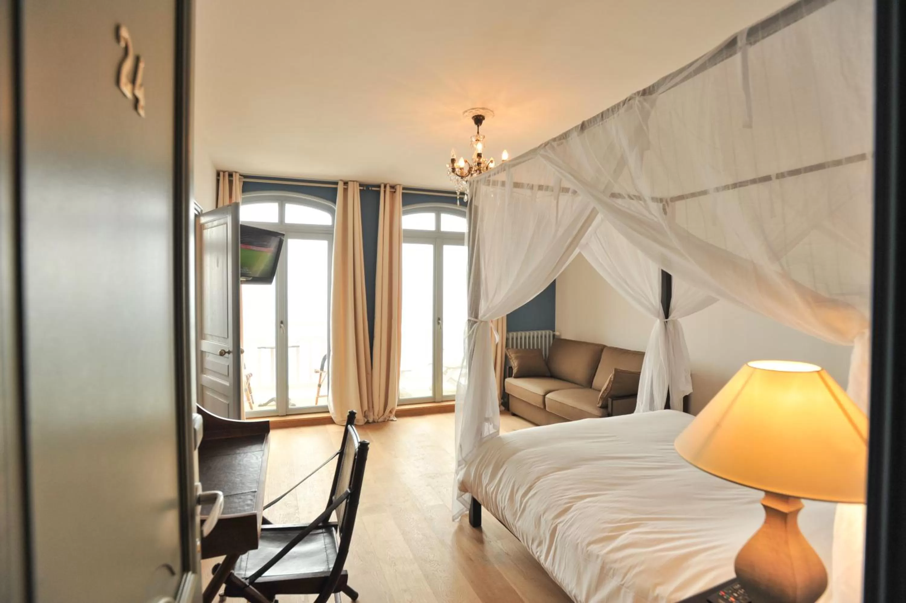 Day, Bed in Hotel Le Rayon Vert