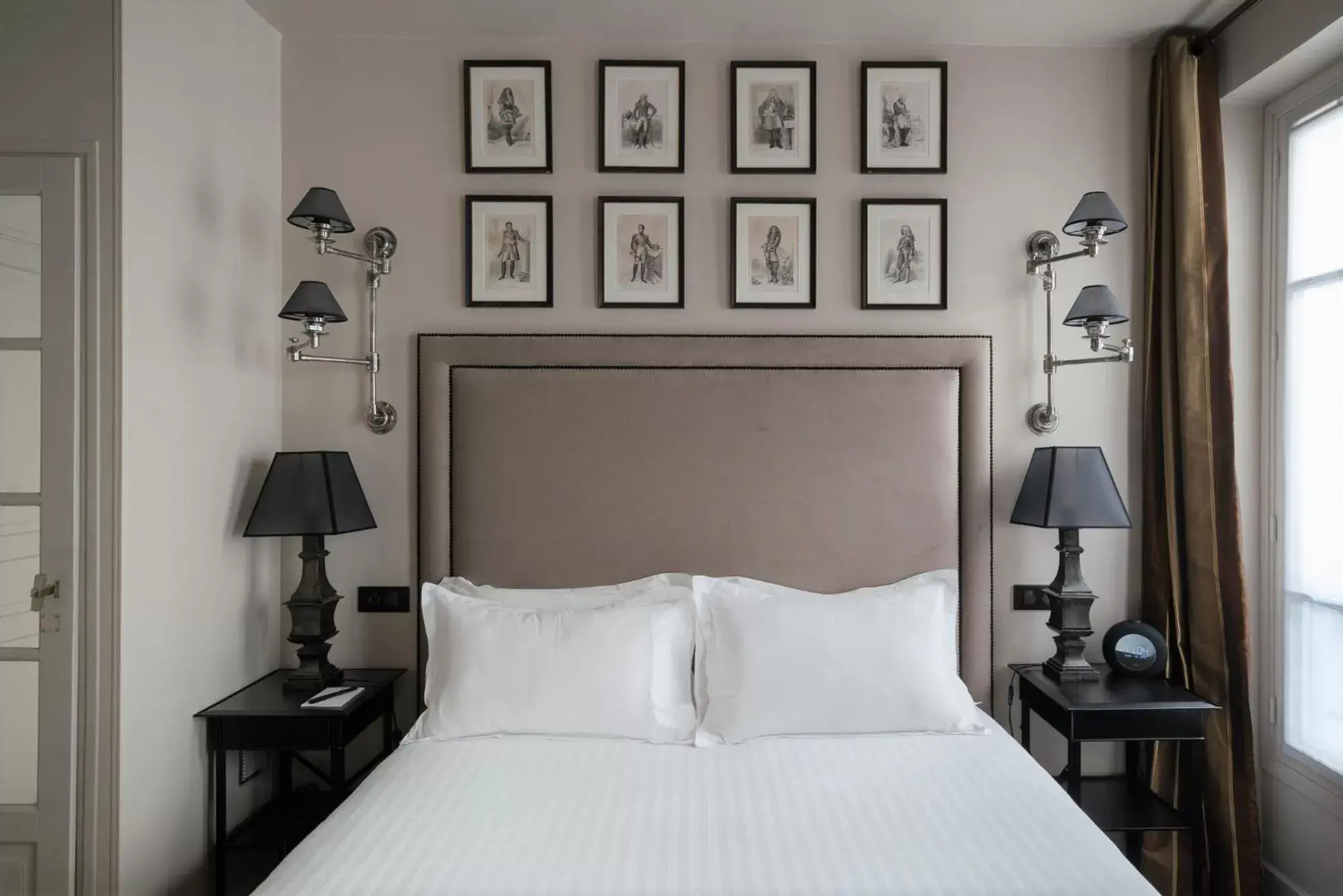 Bed in Hotel Saint-Louis en L'Isle