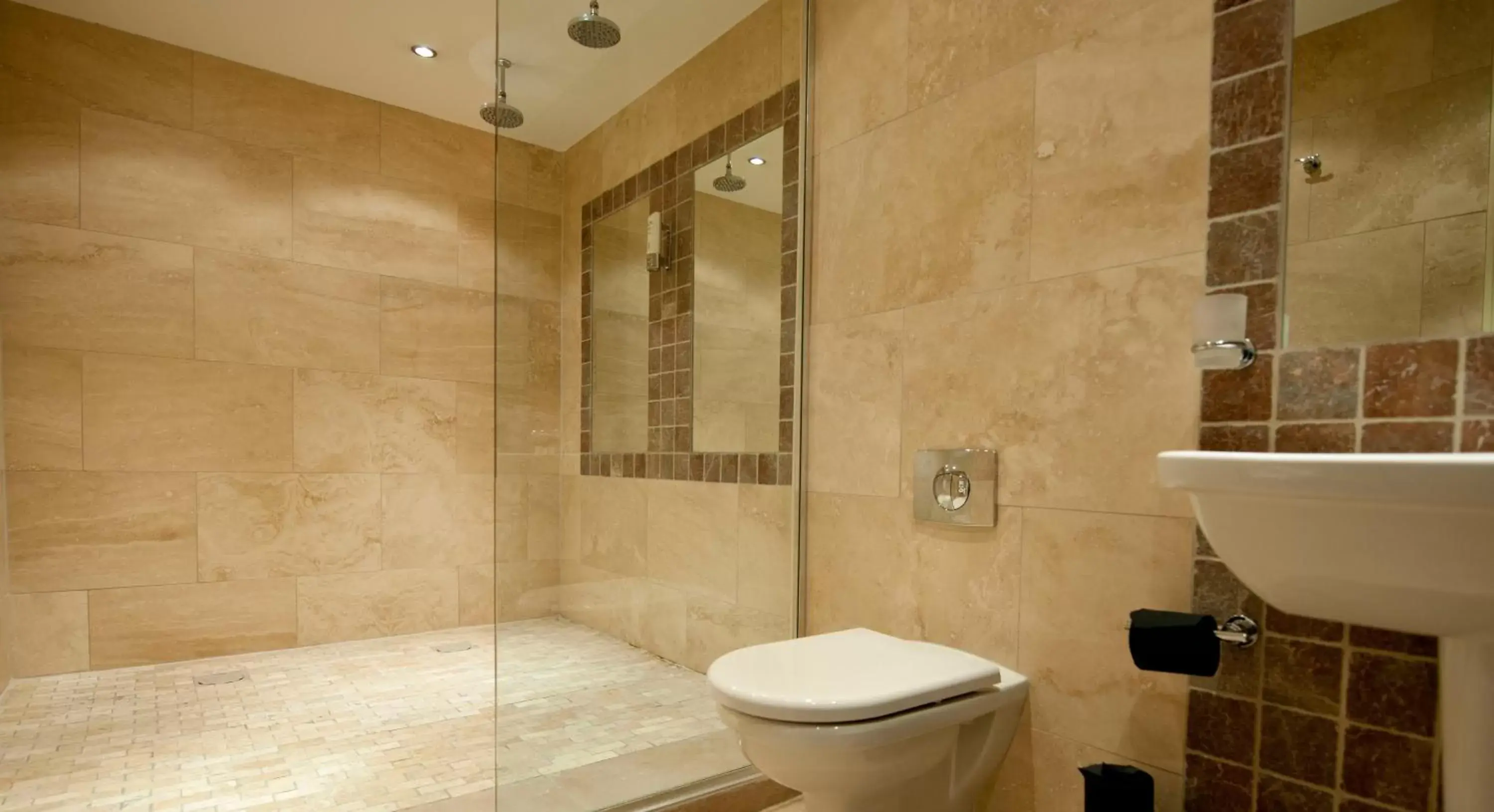 Bathroom in The Crown Hotel Bawtry-Doncaster