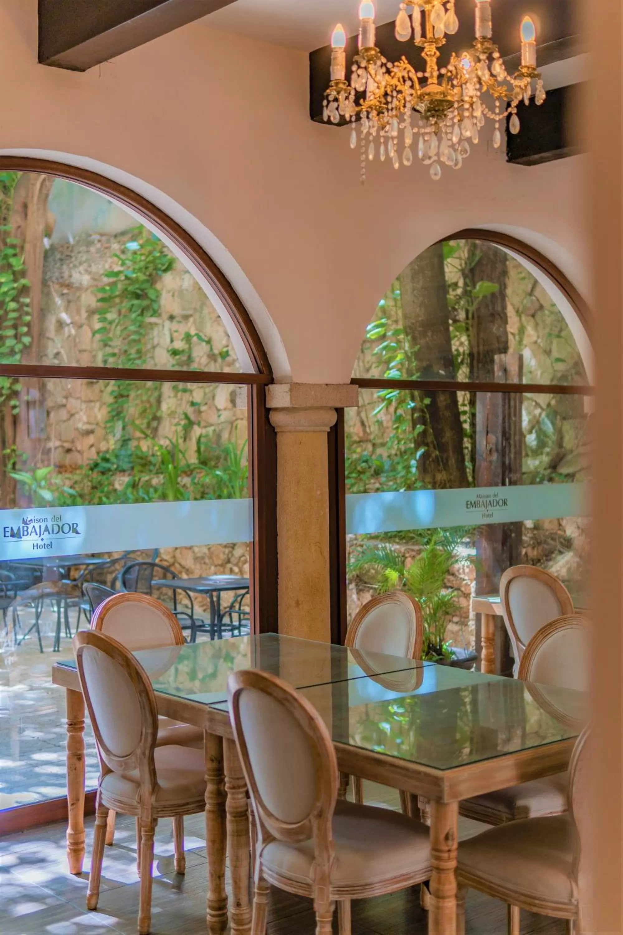 Restaurant/places to eat in Maison del Embajador