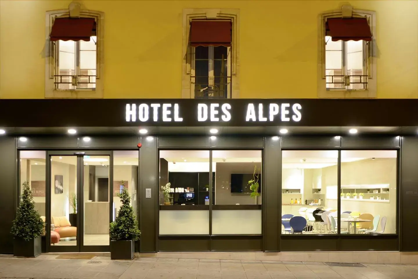 Facade/entrance in Hotel des Alpes