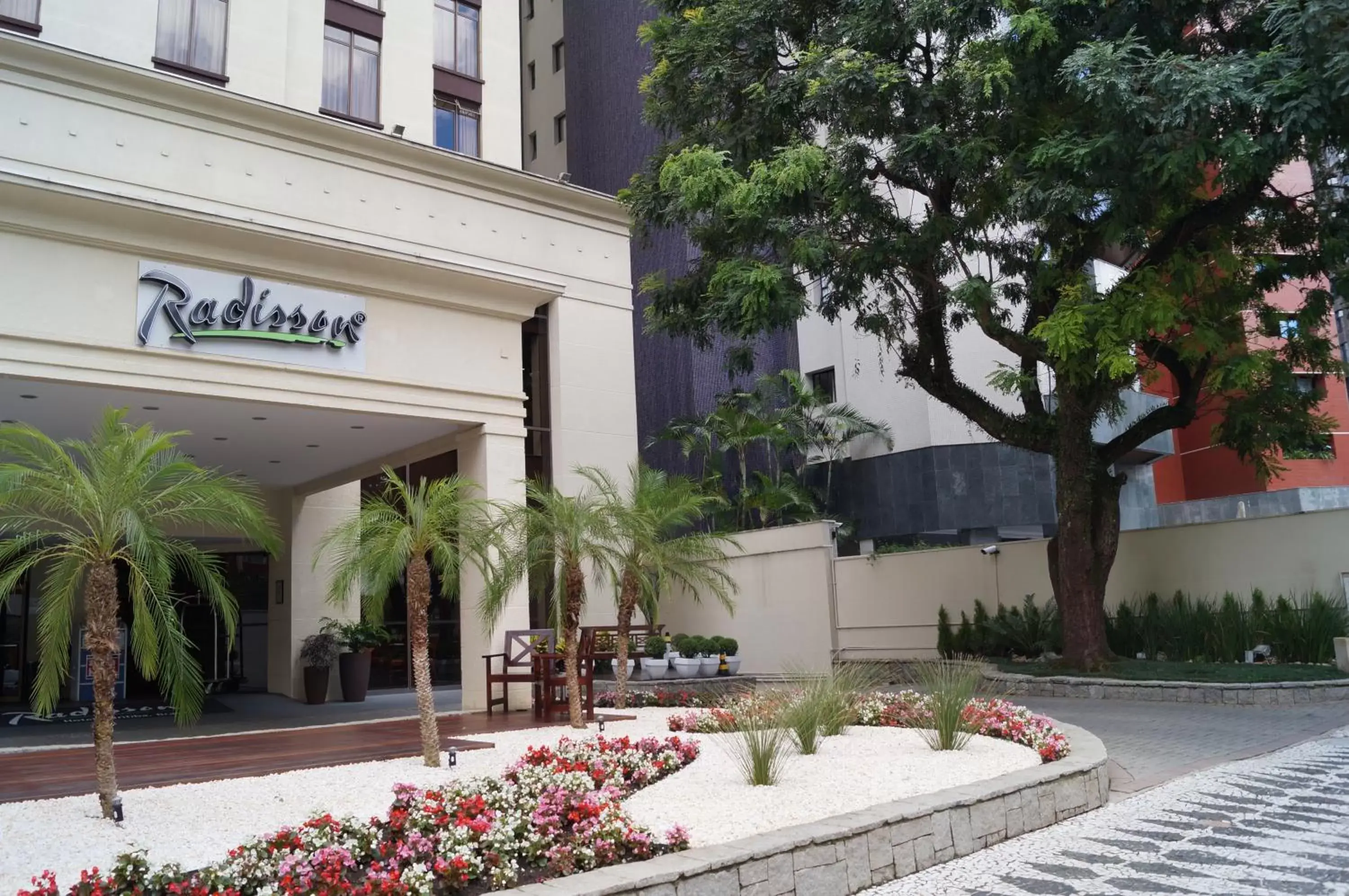 Facade/entrance, Property Building in Radisson Hotel Curitiba