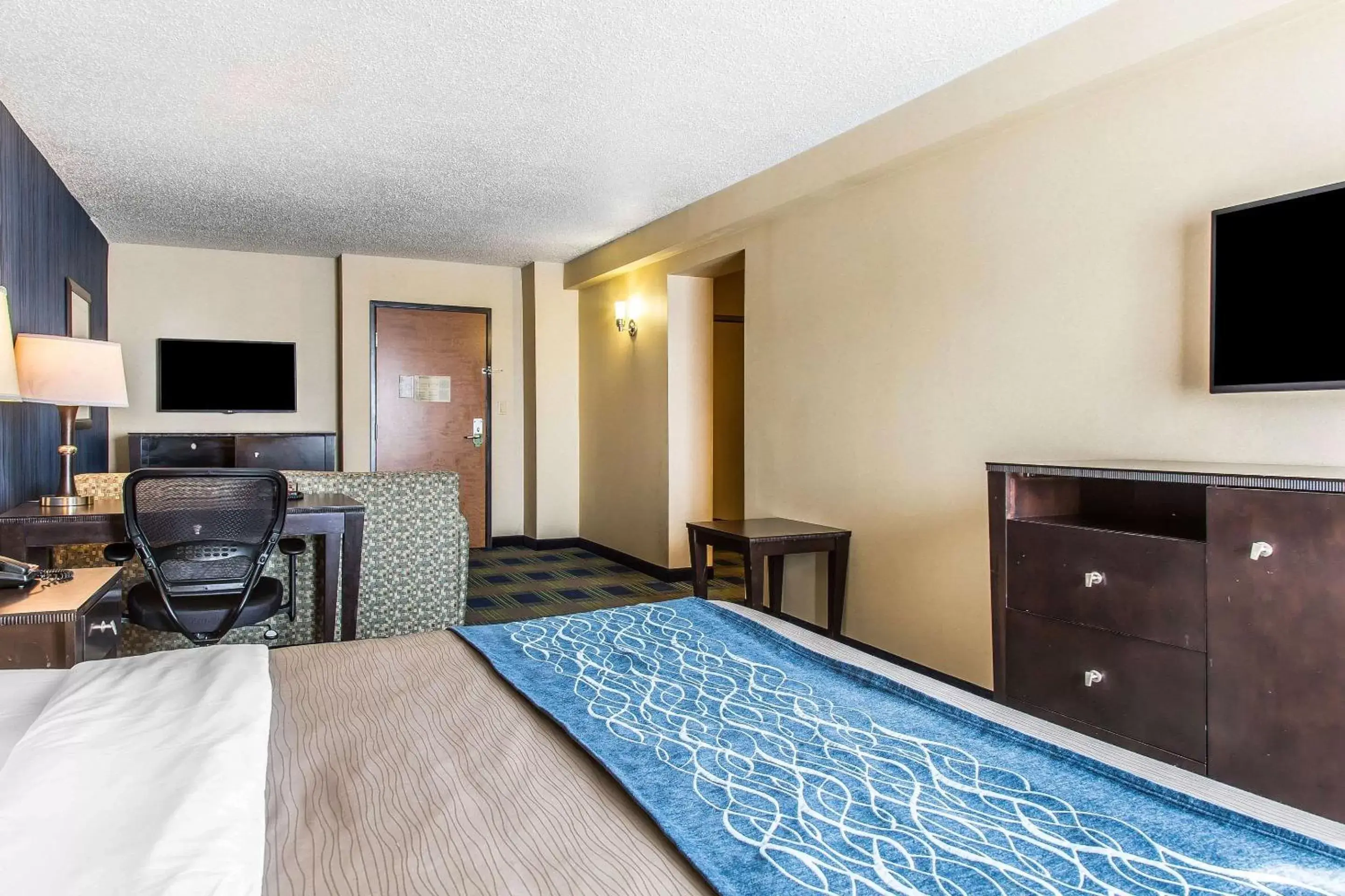 Photo of the whole room, Bed in Comfort Inn & Suites