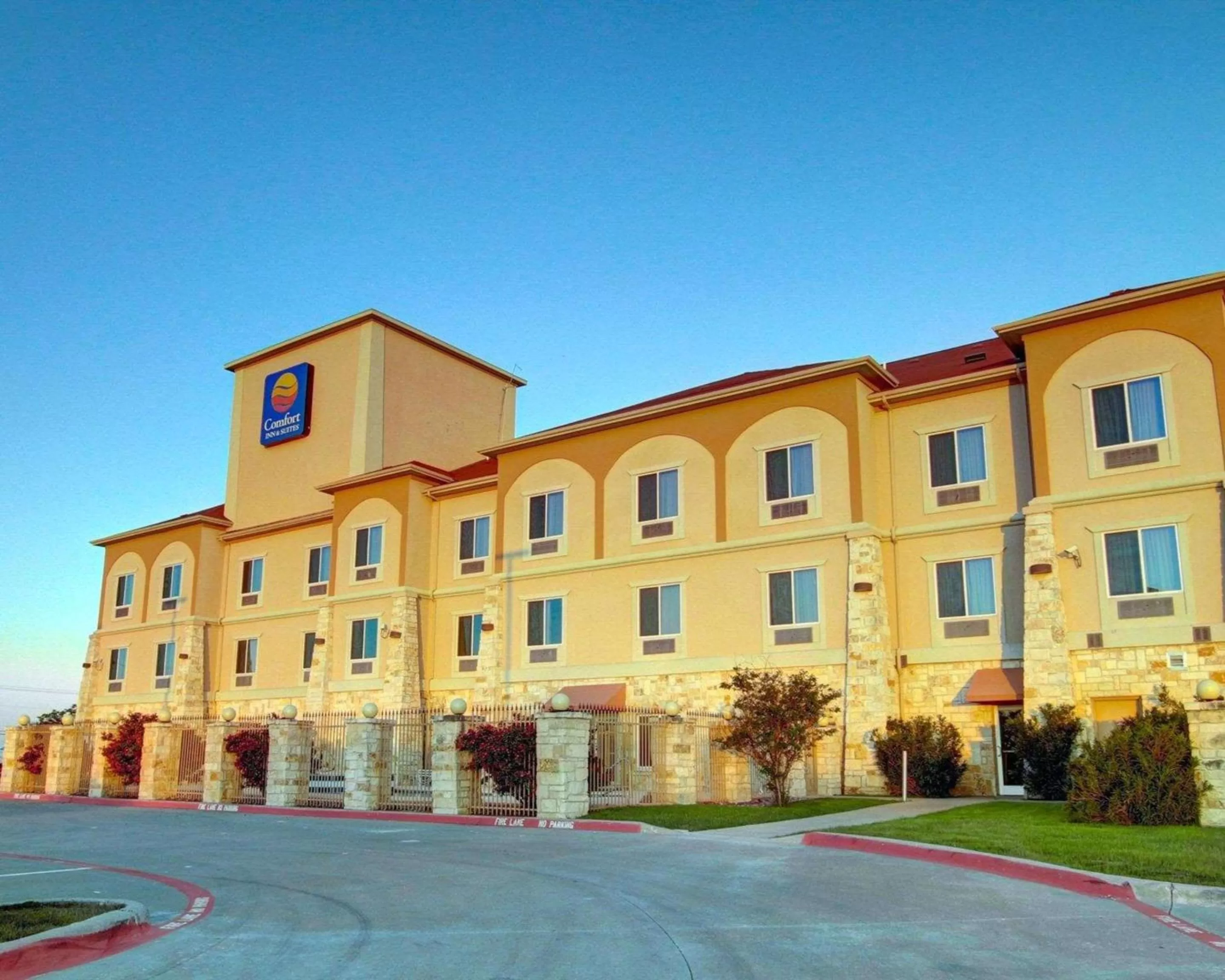 Property building in Comfort Inn & Suites Alvarado