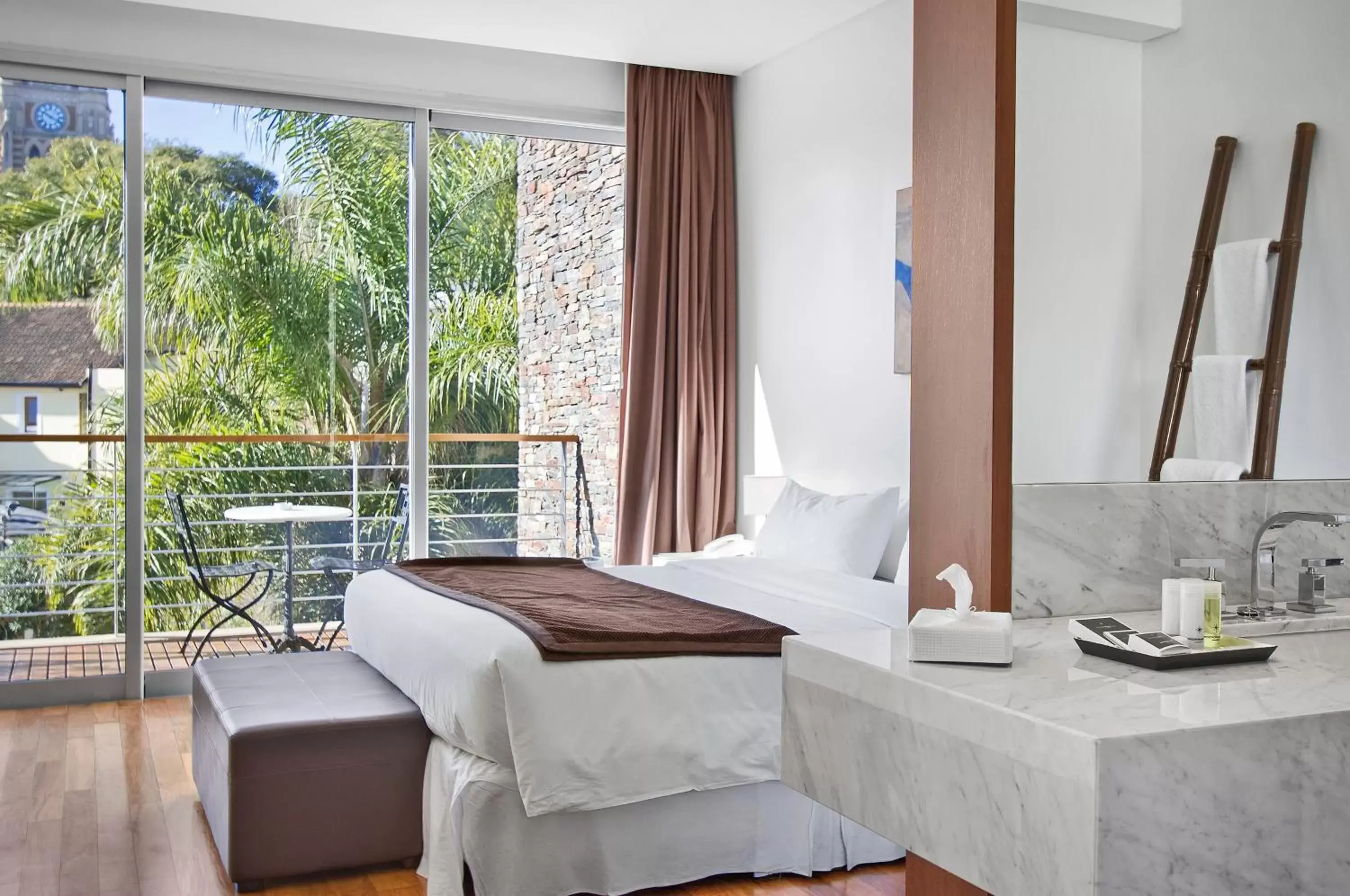 Bathroom, Bed in San Isidro Plaza Hotel