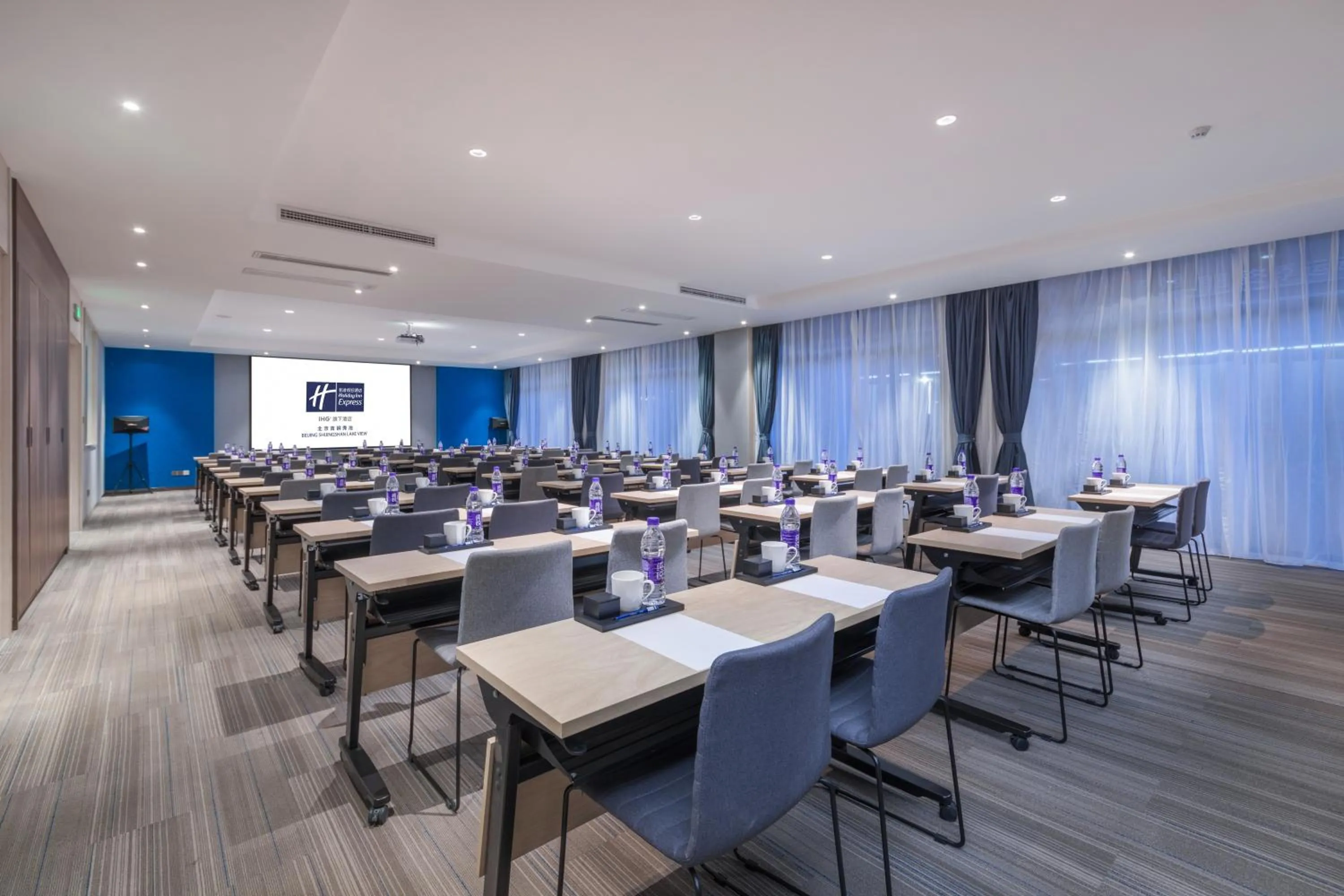 Meeting/conference room in Holiday Inn Express Beijing Shijingshan Lakeview by IHG