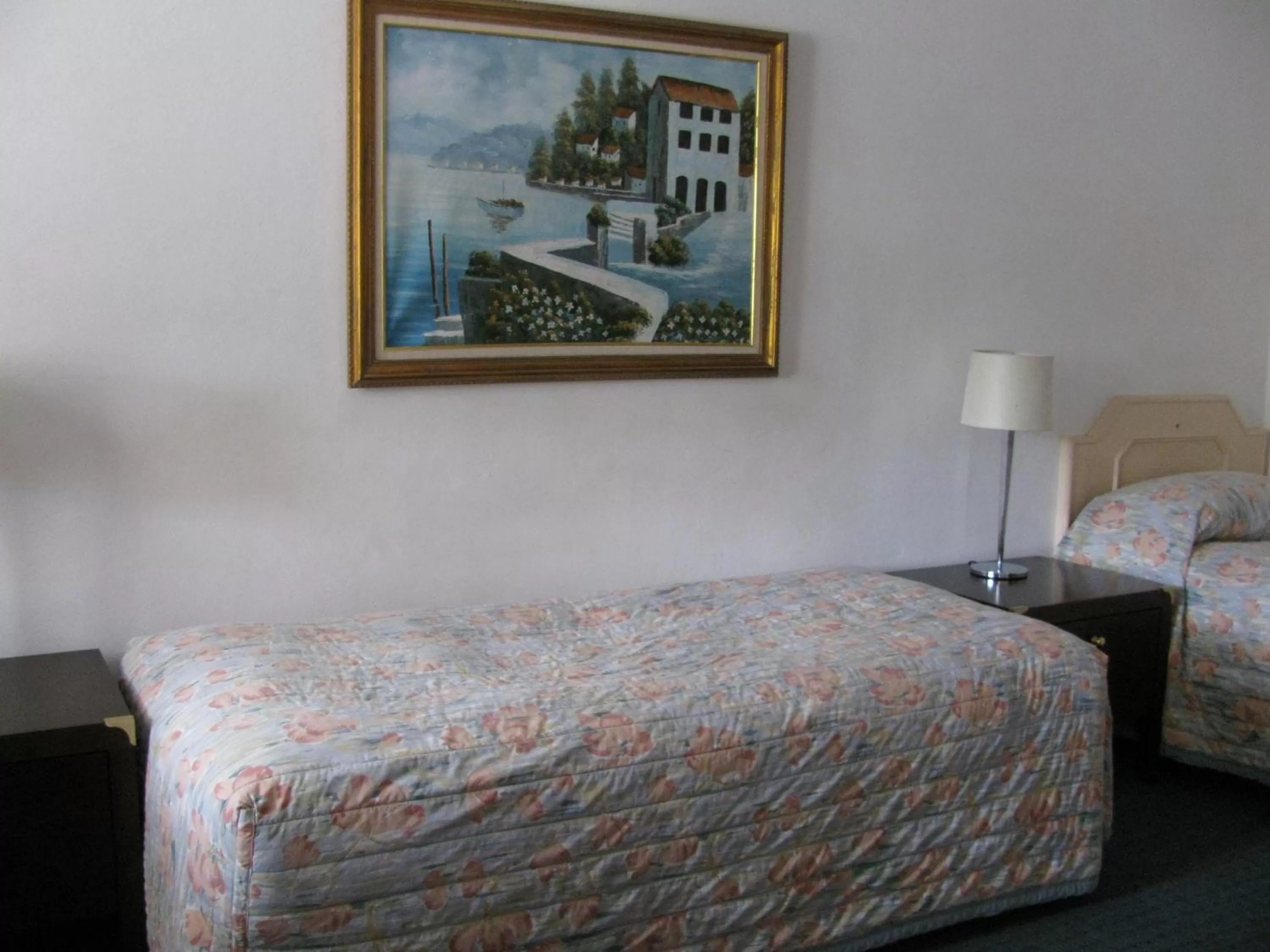 Bed in The Wayfarer Motel