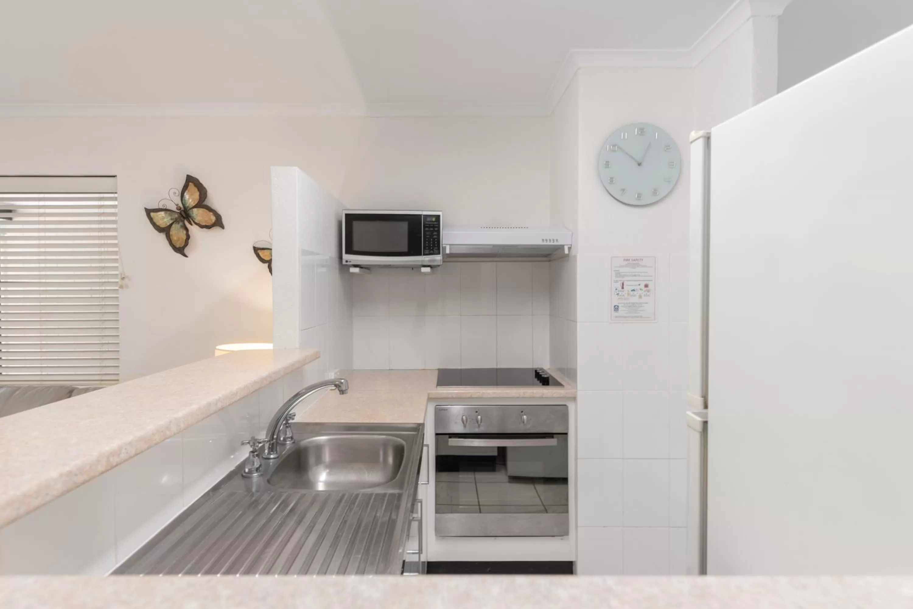 Kitchen or kitchenette, Bed in Lychee Tree Holiday Apartments