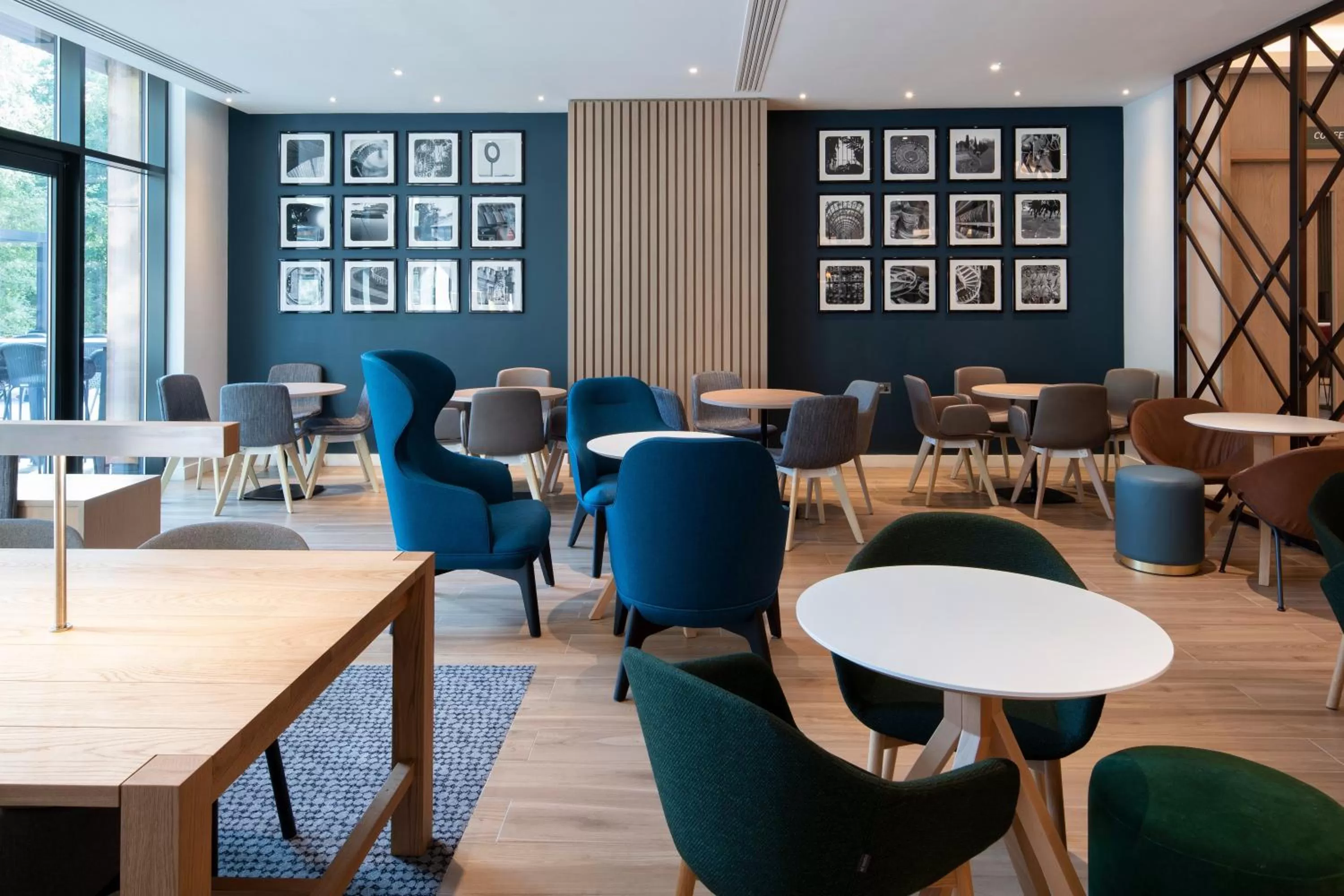 Lounge or bar in Holiday Inn London-Shepperton by IHG