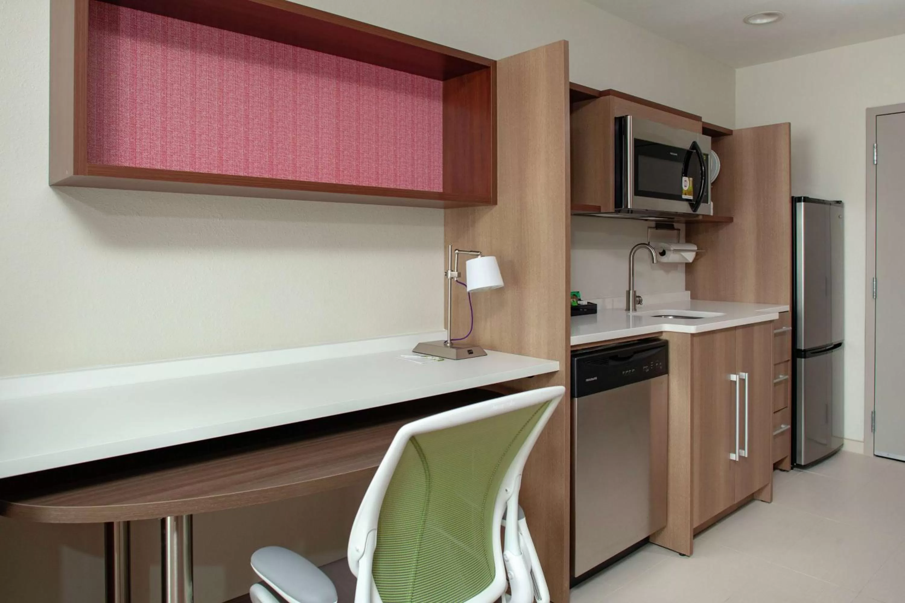 Kitchen or kitchenette in Home2 Suites By Hilton Denver South Centennial Airport