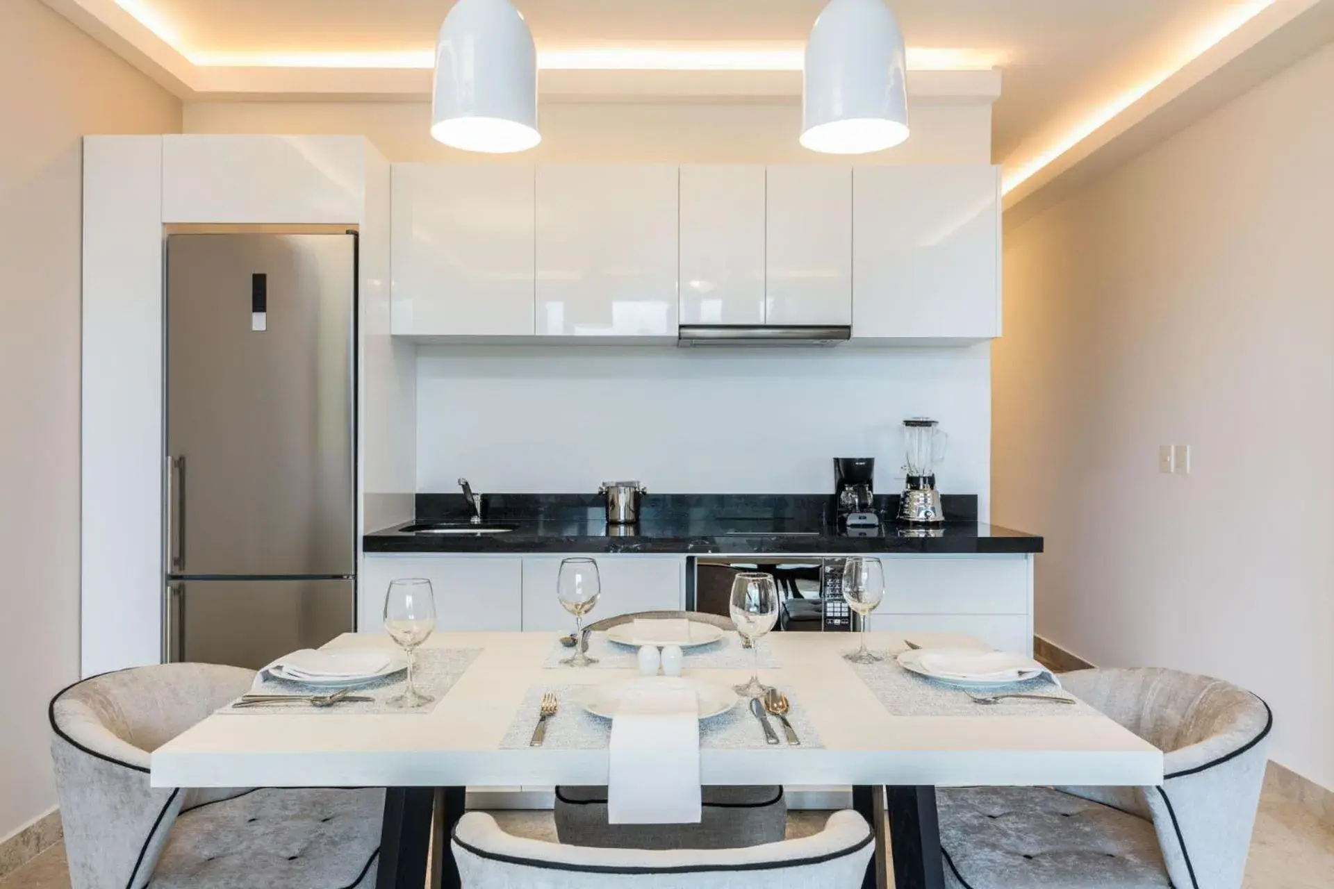 Kitchen or kitchenette, Dining Area in Serenity Hotel Boutique