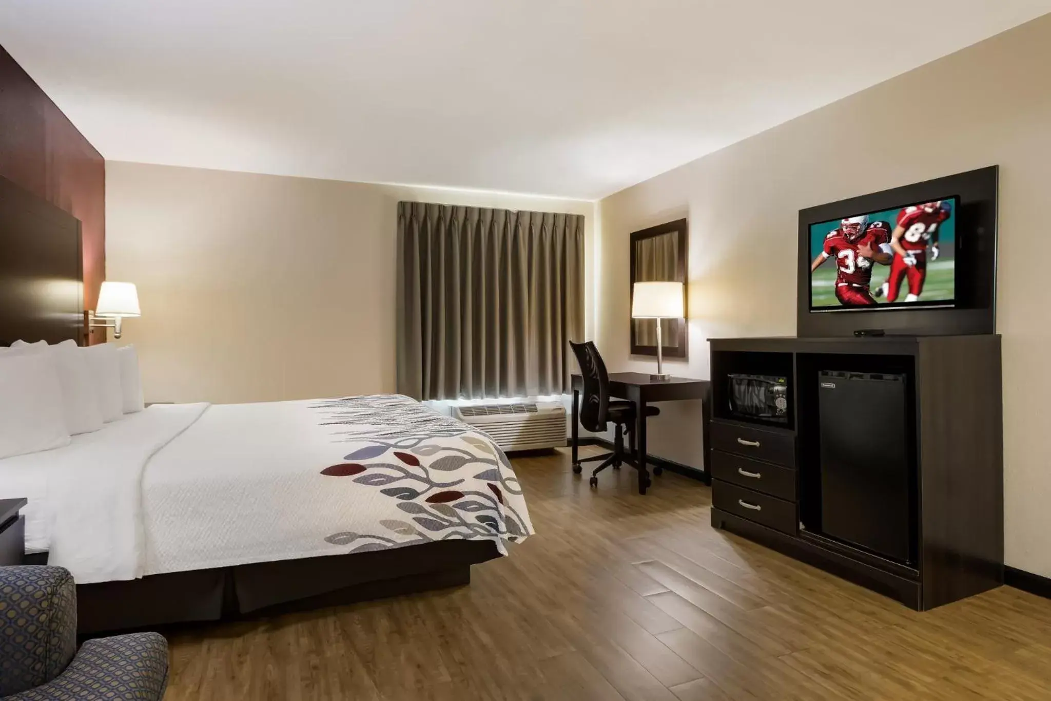 Photo of the whole room, Bed in Red Roof Inn South Bend - Mishawaka