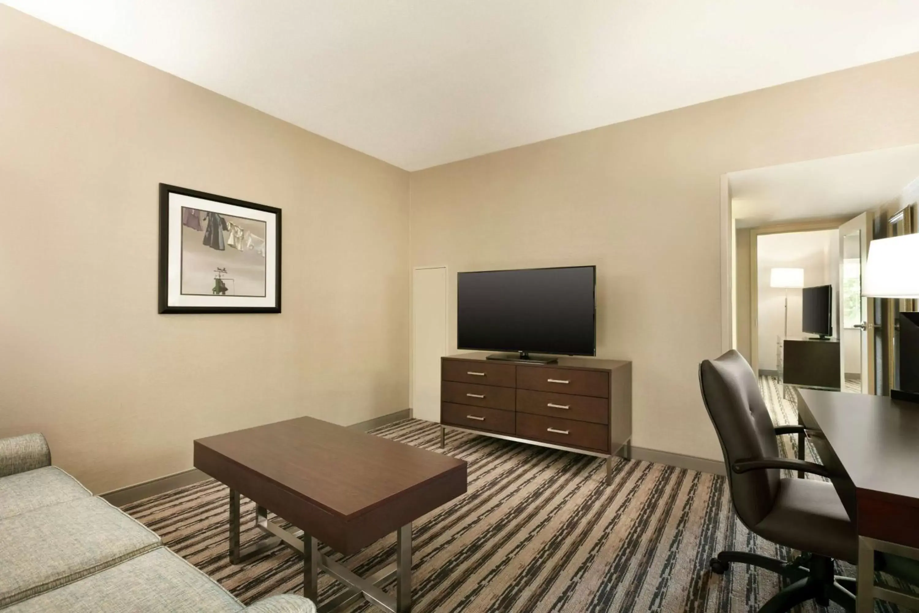 Living room, TV/Entertainment Center in DoubleTree Resort by Hilton Lancaster