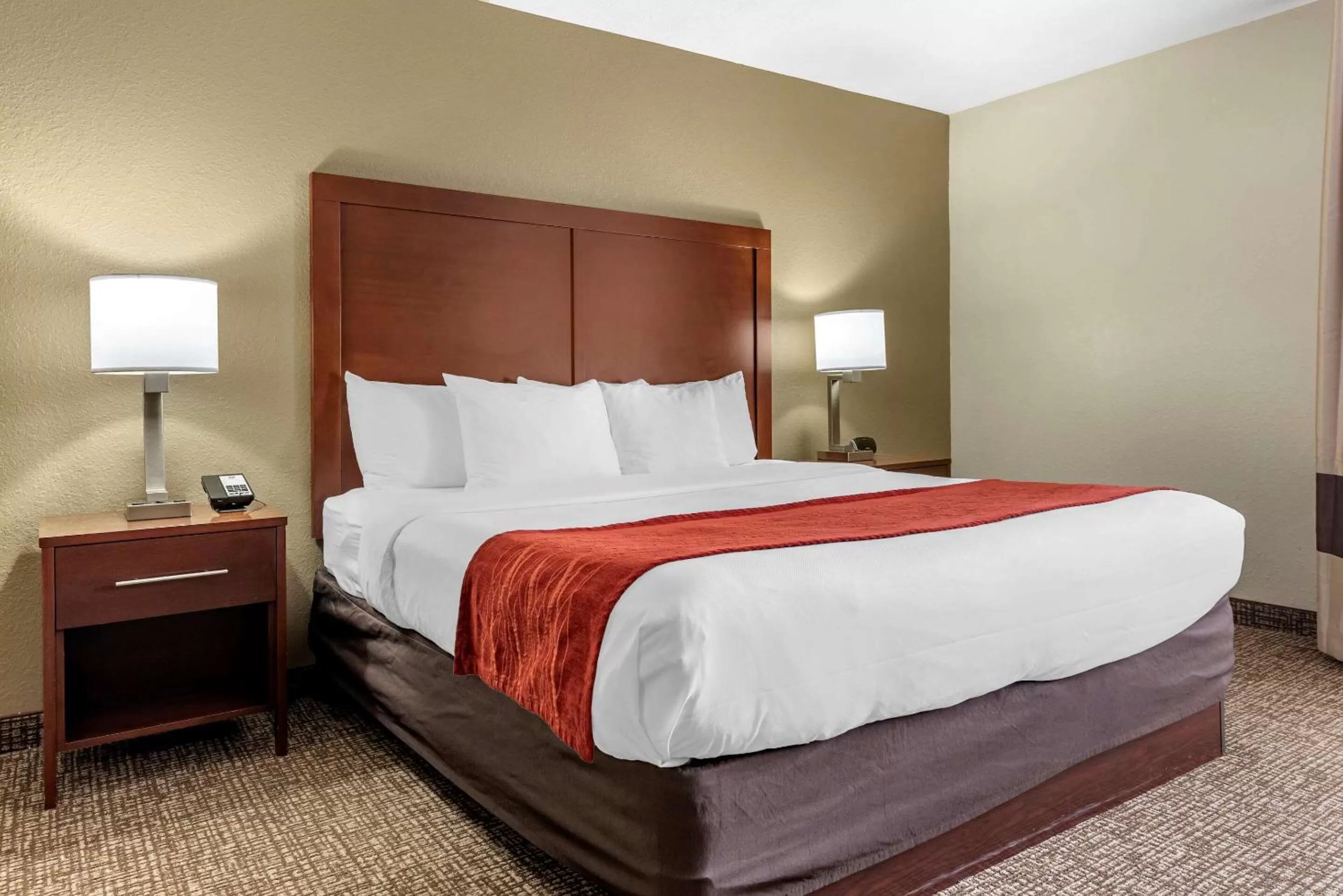 Bedroom, Bed in Comfort Inn & Suites Cincinnati Eastgate