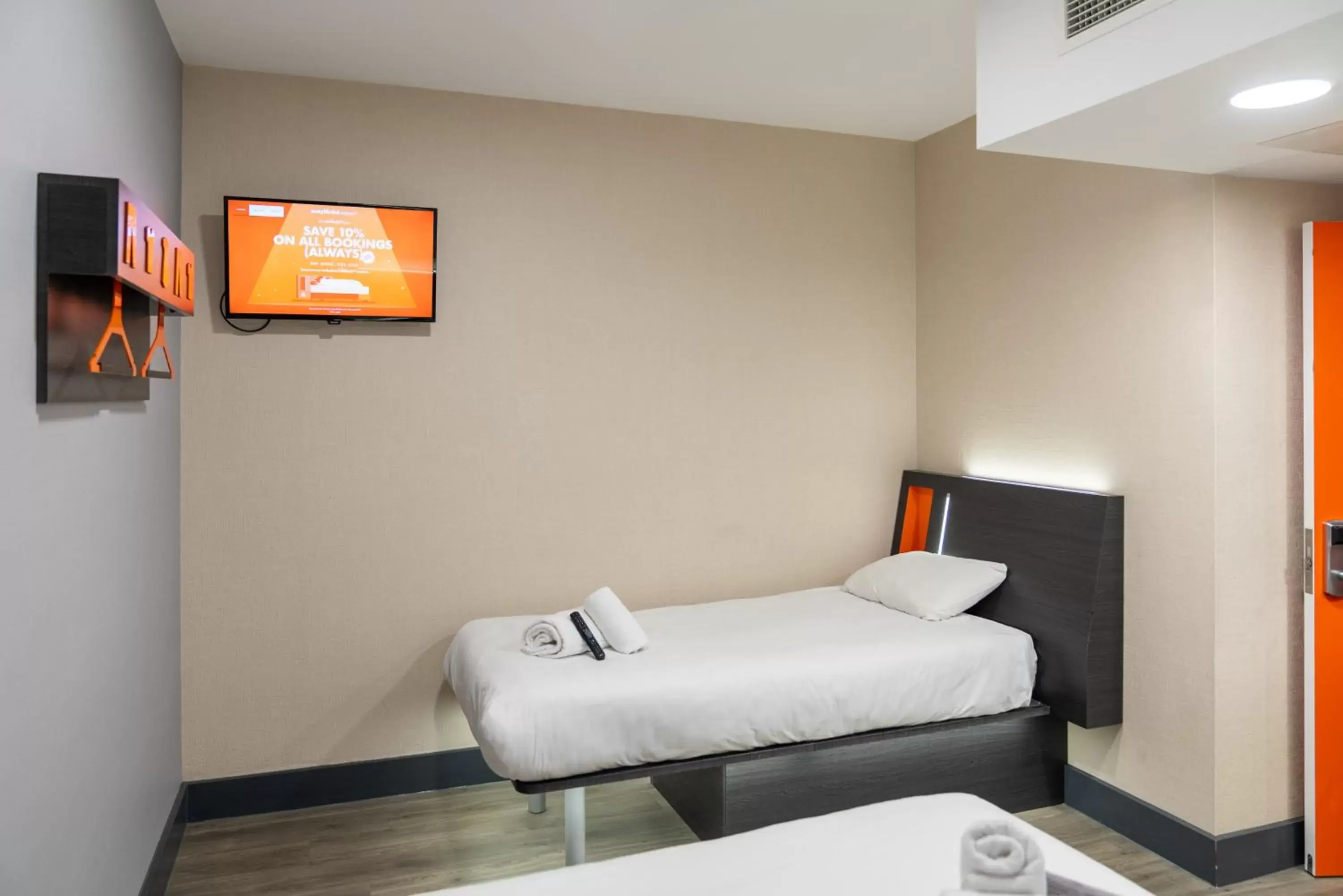 Bedroom, Bed in easyHotel Ipswich