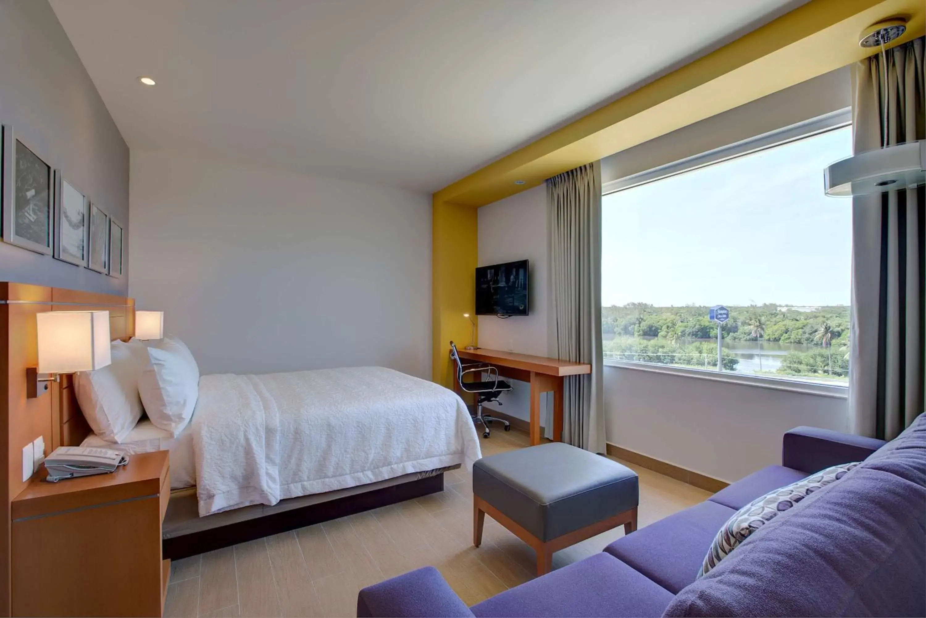 Bedroom in Hampton Inn & Suites by Hilton Paraiso