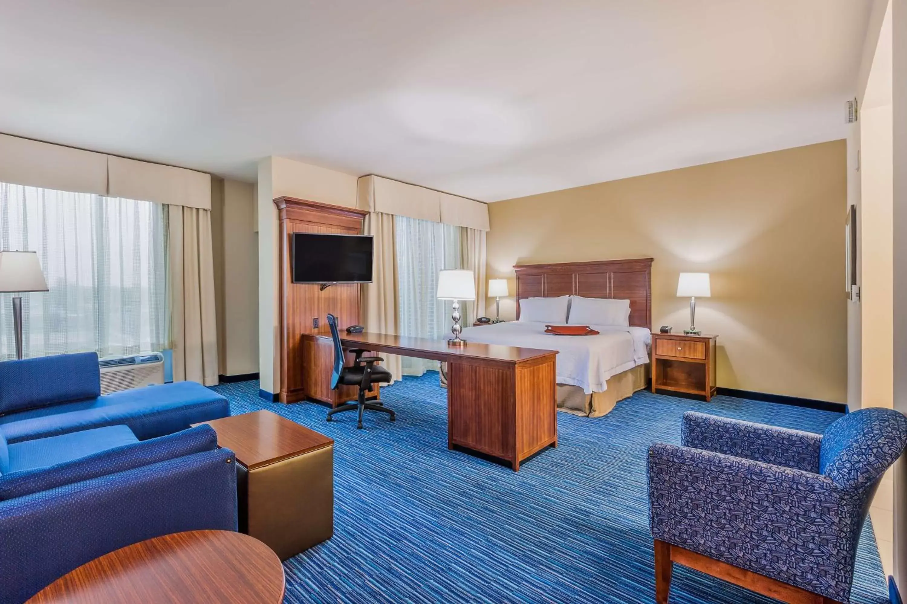 Bed, Seating Area in Hampton Inn & Suites Owensboro Downtown Waterfront