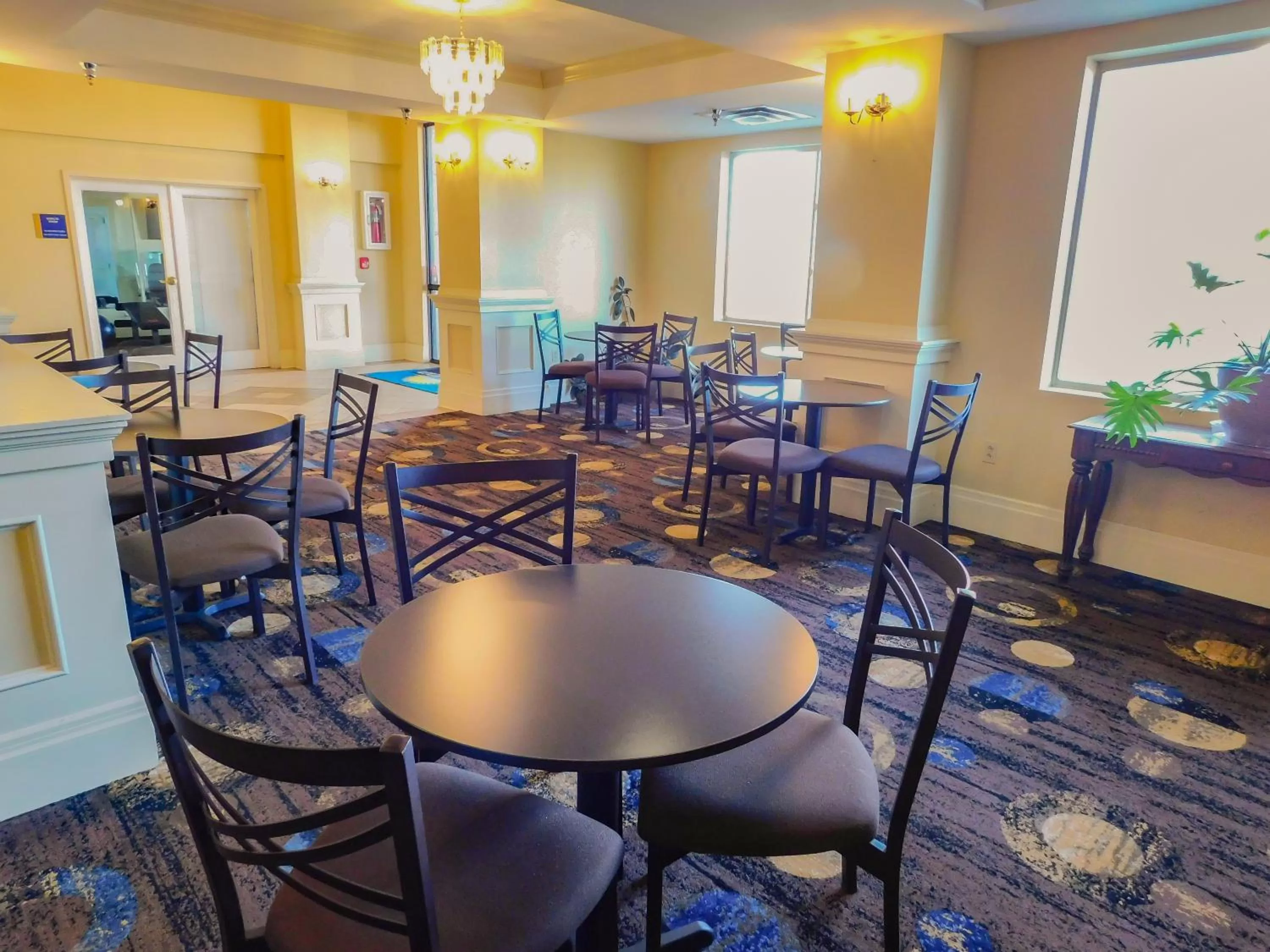 Buffet breakfast in Days Inn & Suites by Wyndham Pocahontas
