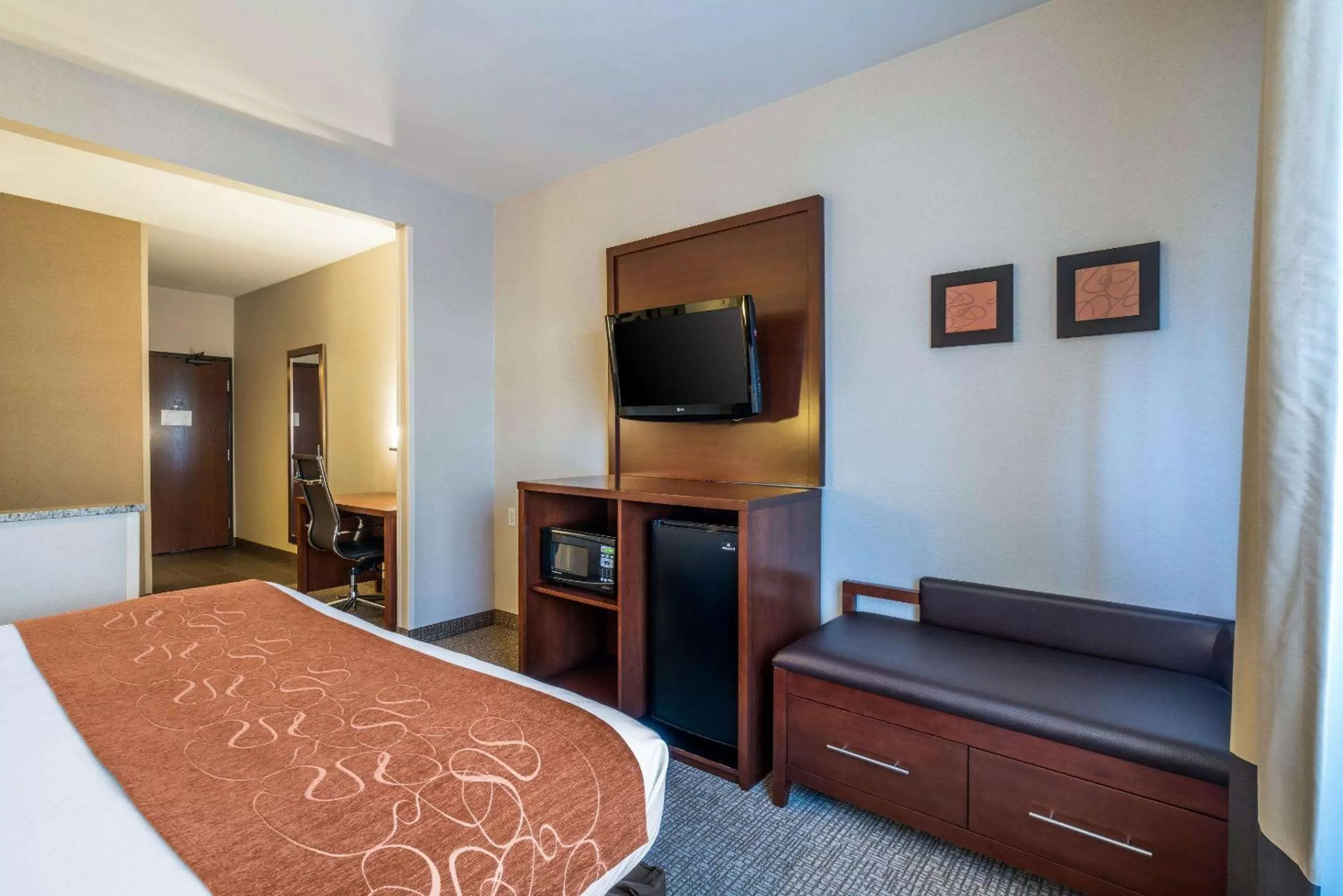 Photo of the whole room, Bed in Comfort Suites Yakima