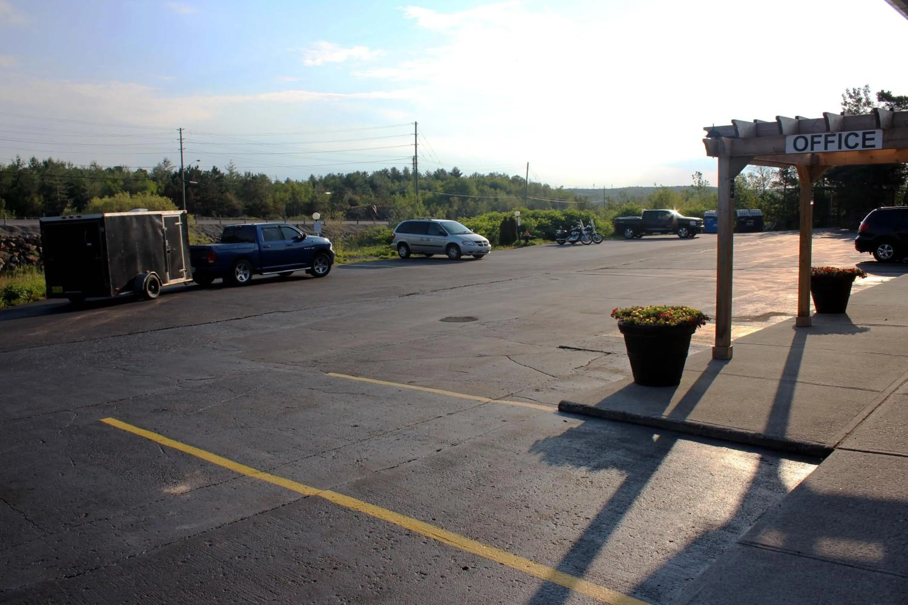 Facade/entrance in Moonlight Inn and Suites Sudbury