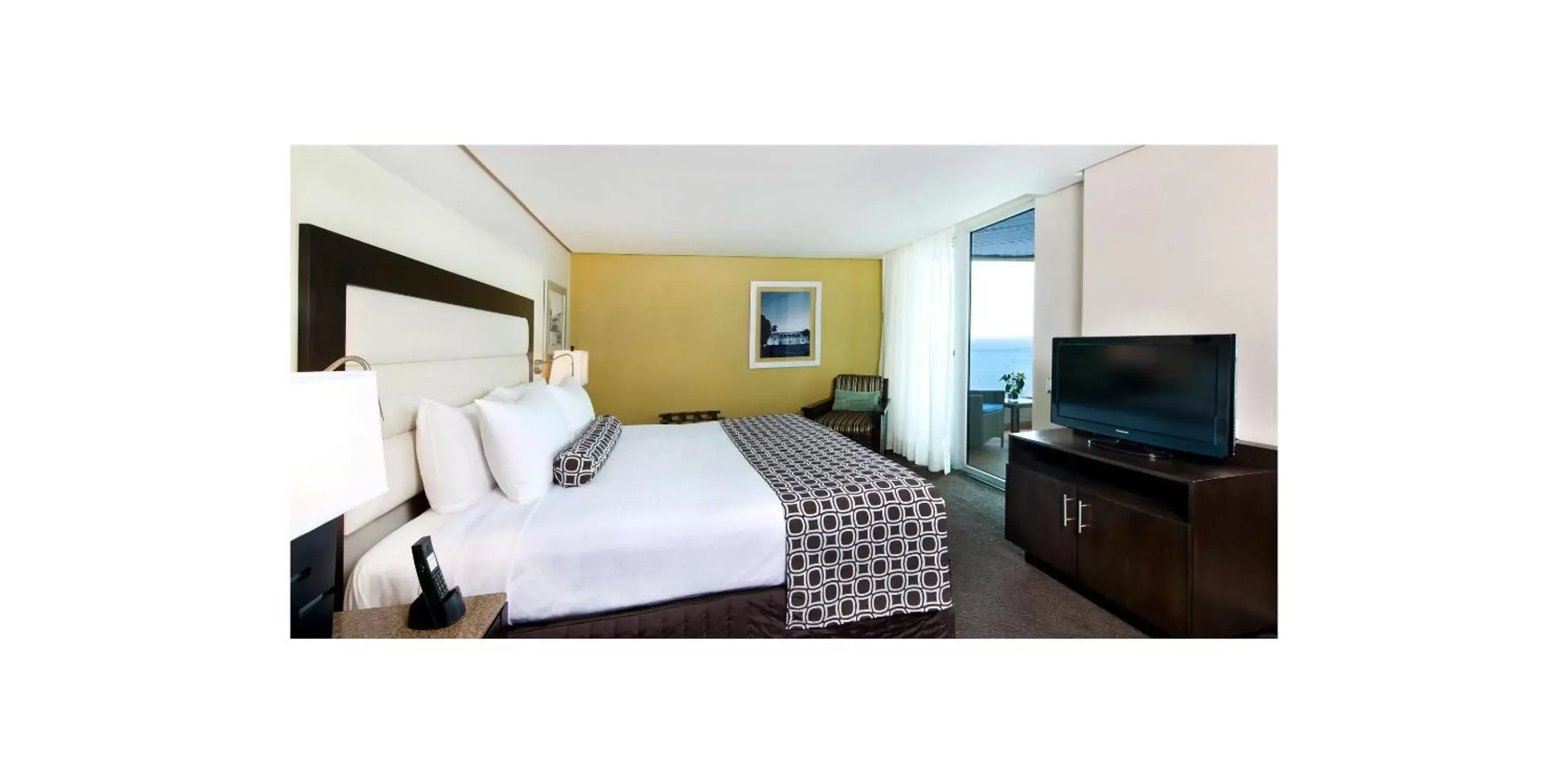 Bed, TV/Entertainment Center in Crowne Plaza Santo Domingo, an IHG Hotel