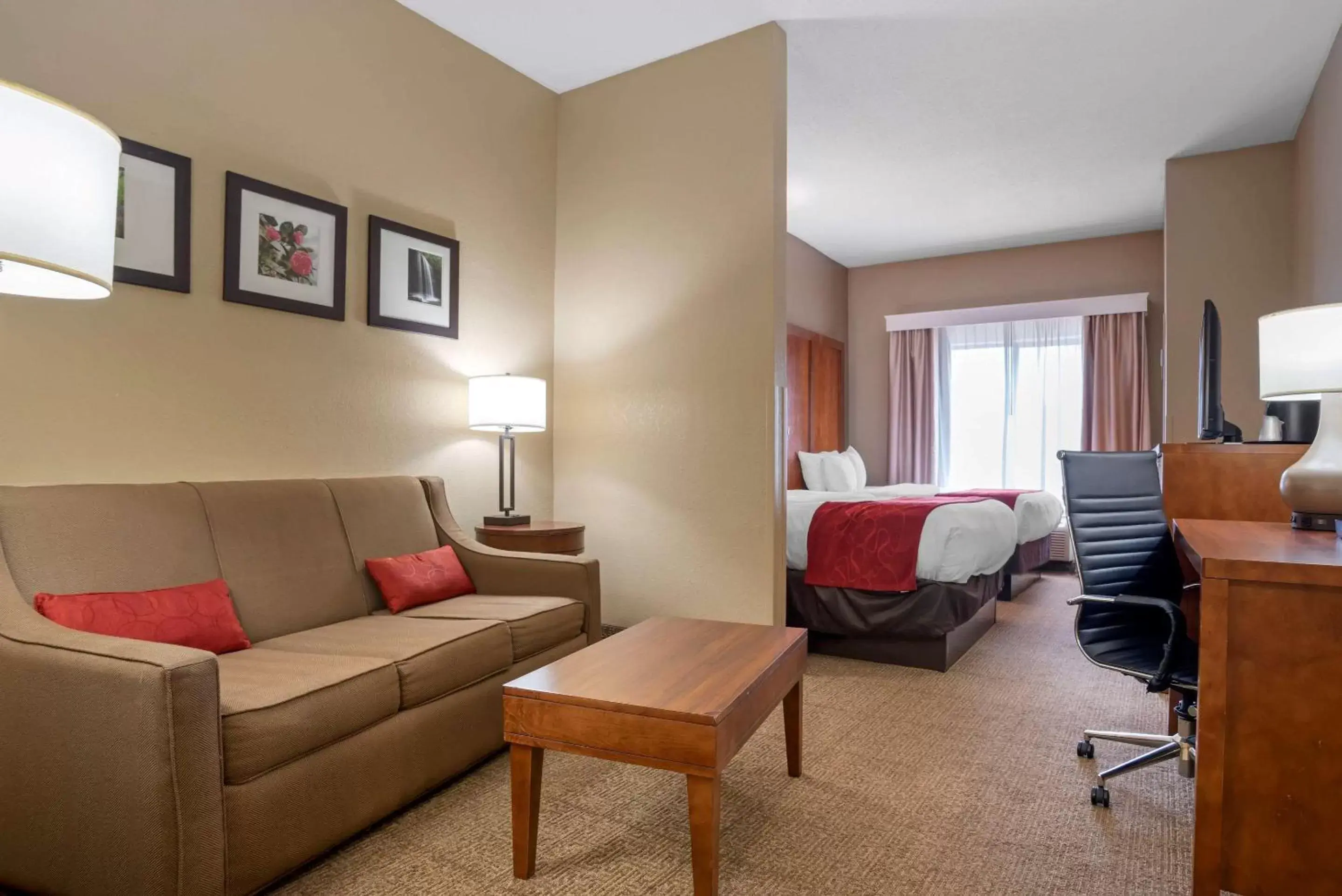 Photo of the whole room, Seating Area in Comfort Suites Oxford I-20 exit 188