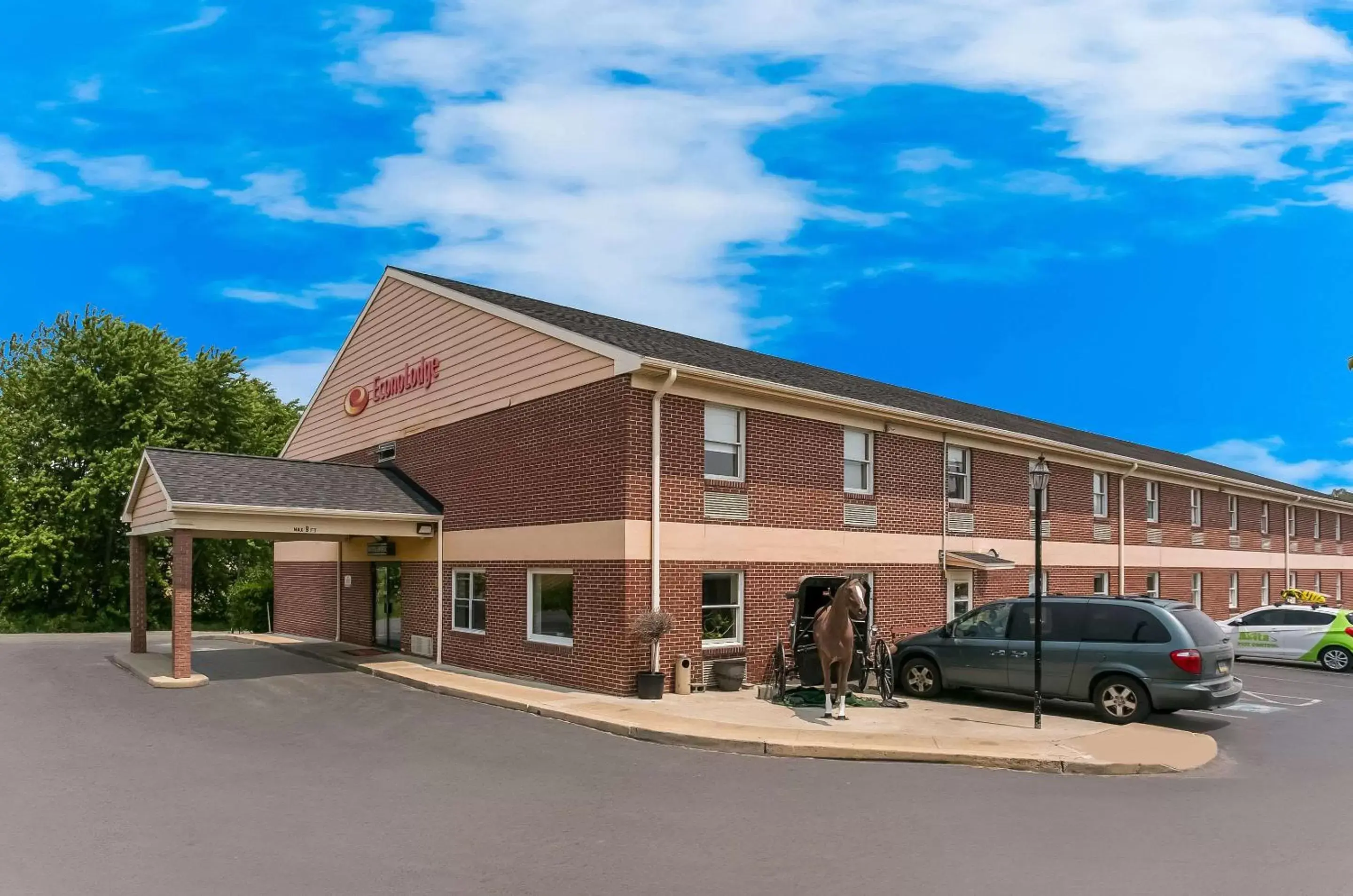 Property Building in Econo Lodge Amish Country