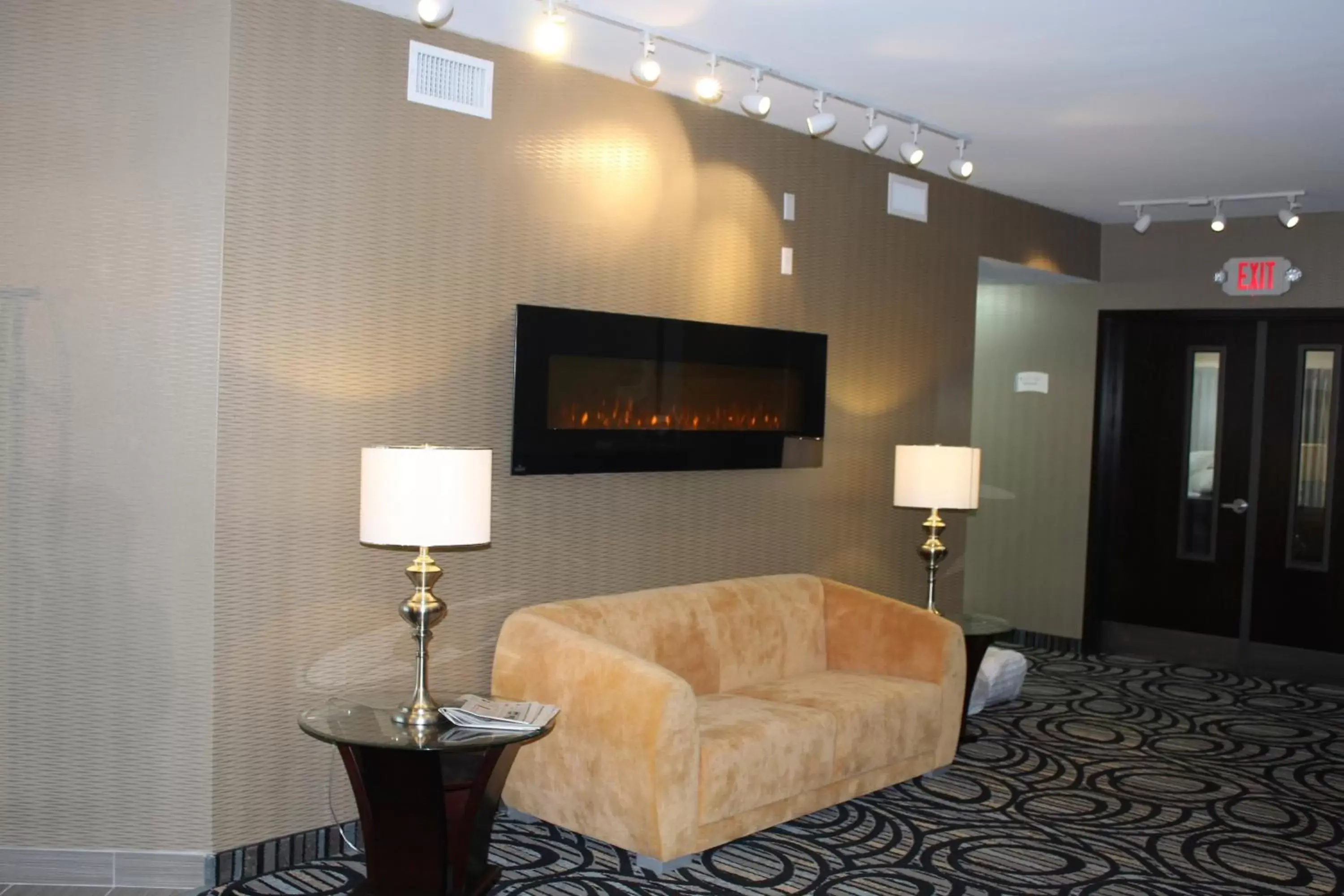 Lobby or reception, TV/Entertainment Center in Quality Inn Southampton