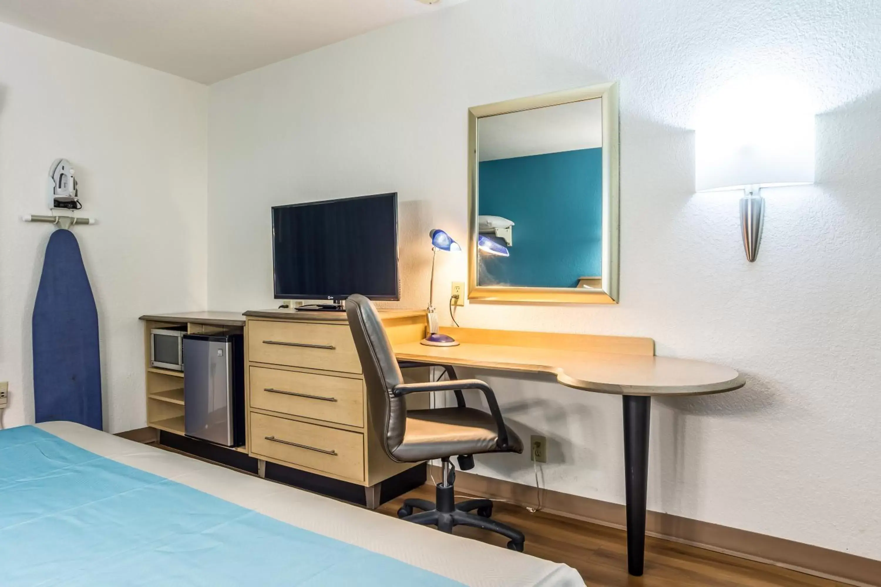 Bedroom, TV/Entertainment Center in Motel 6-Atlanta, GA - Downtown