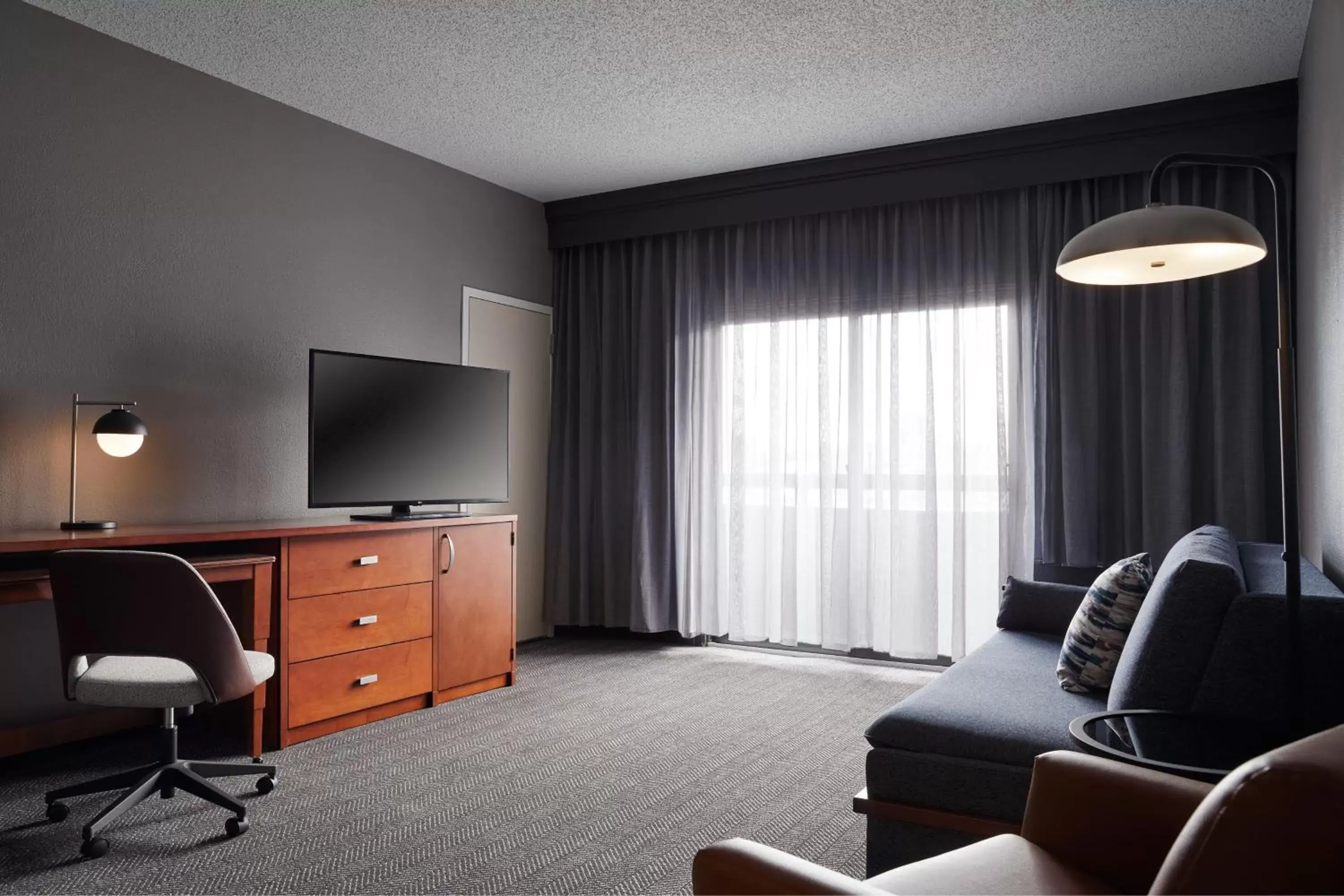 Living room, Seating Area in Courtyard by Marriott St. Louis Downtown West