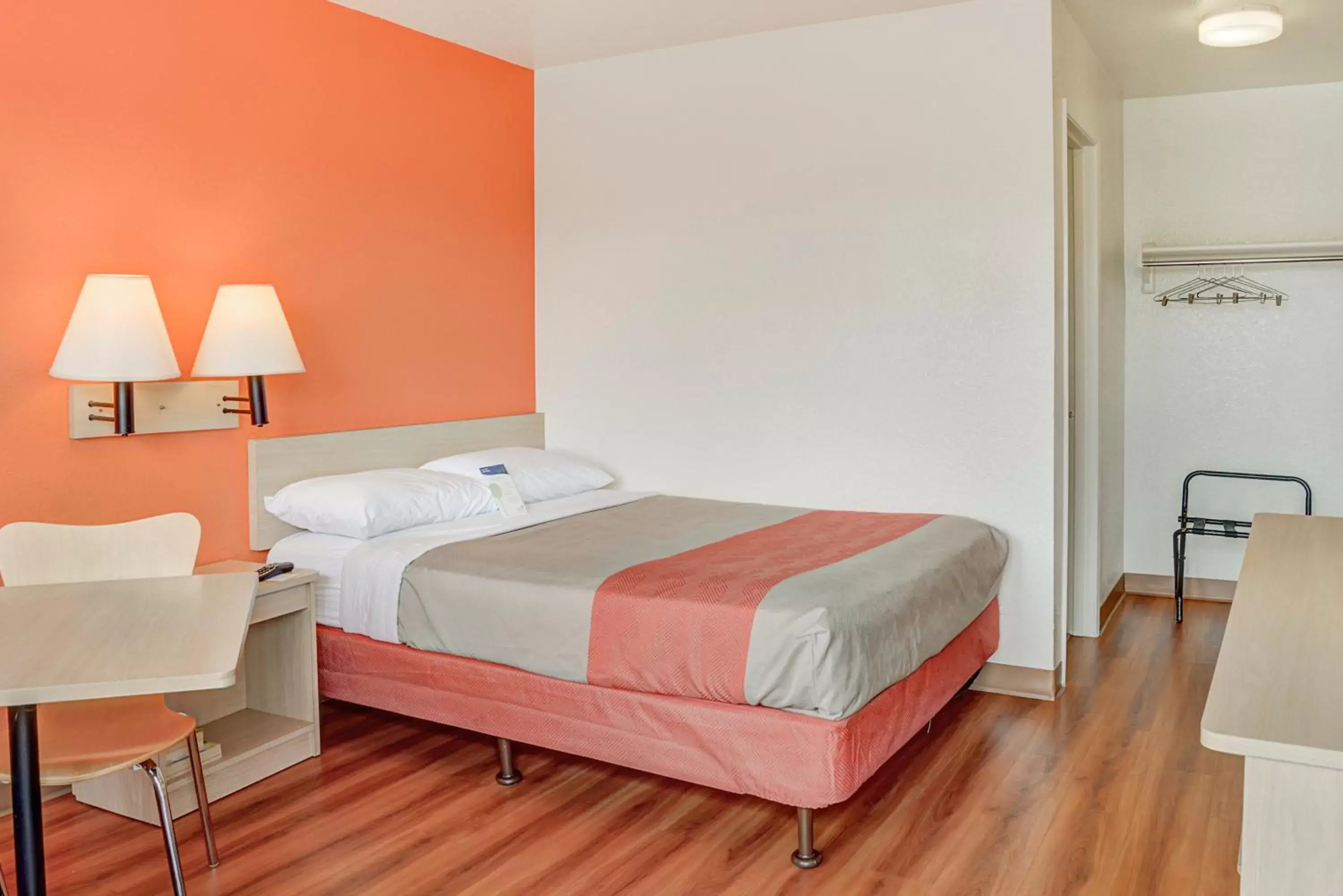 Bedroom, Bed in Motel 6-Portland, OR - Central