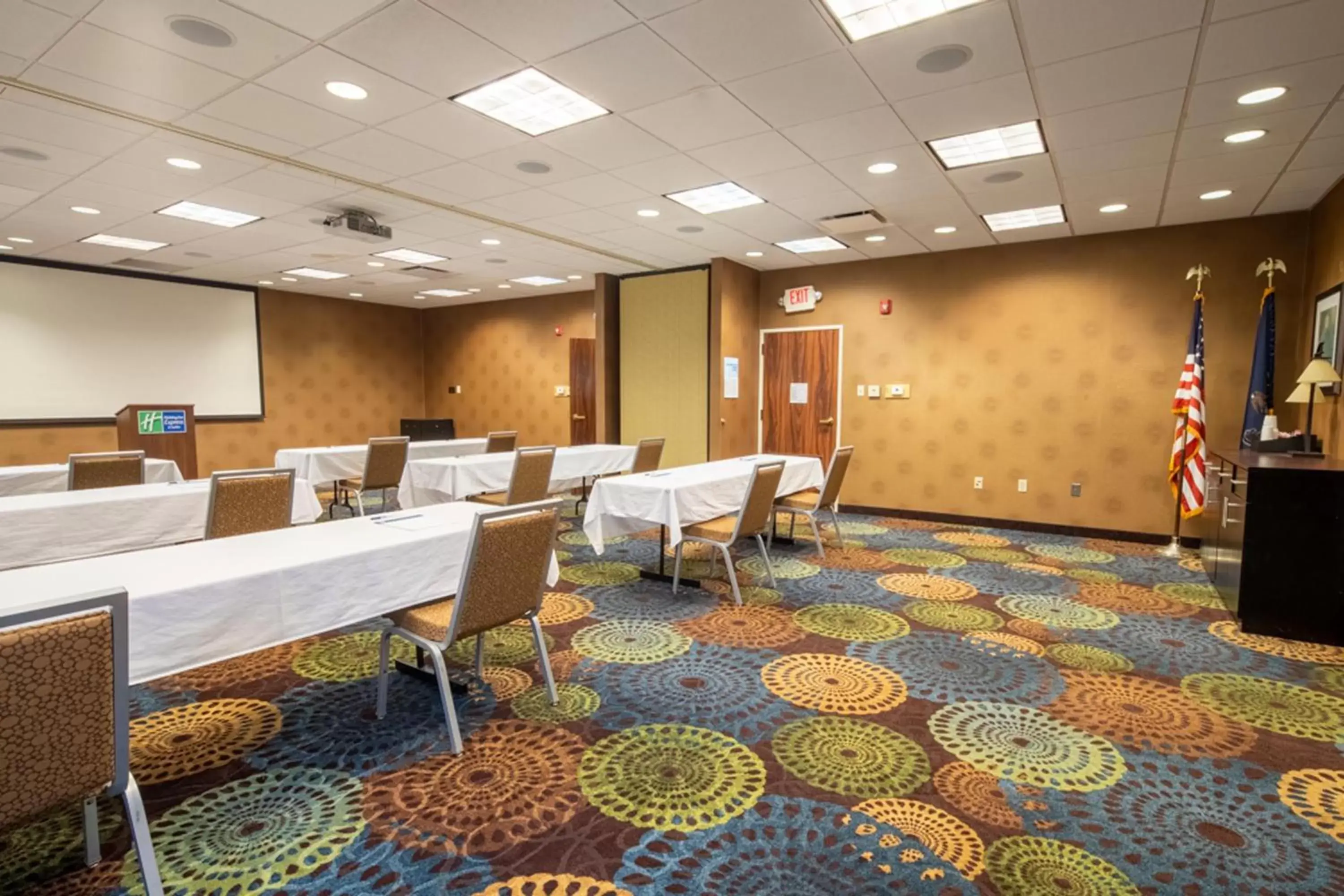 Meeting/conference room in Holiday Inn Express Hotel & Suites Pittsburgh Airport, an IHG Hotel