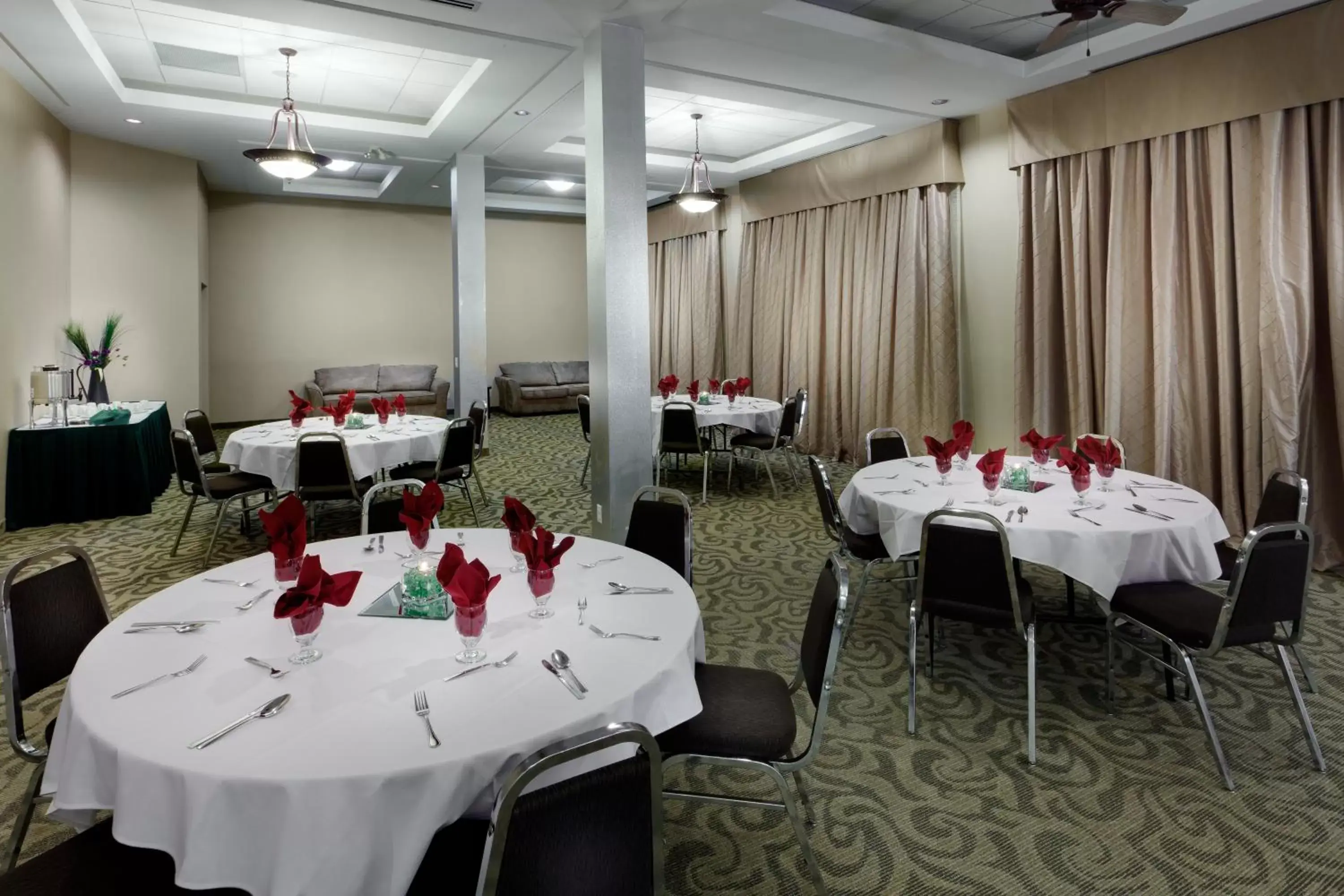 Banquet/Function facilities, Restaurant/Places to Eat in Holiday Inn Lethbridge, an IHG Hotel