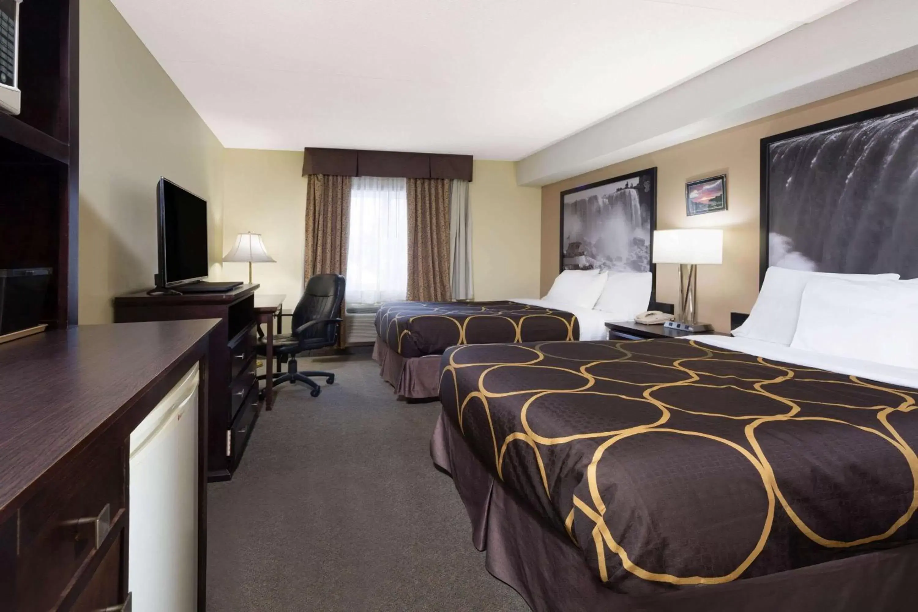 Photo of the whole room in Super 8 by Wyndham Niagara Falls by the Falls