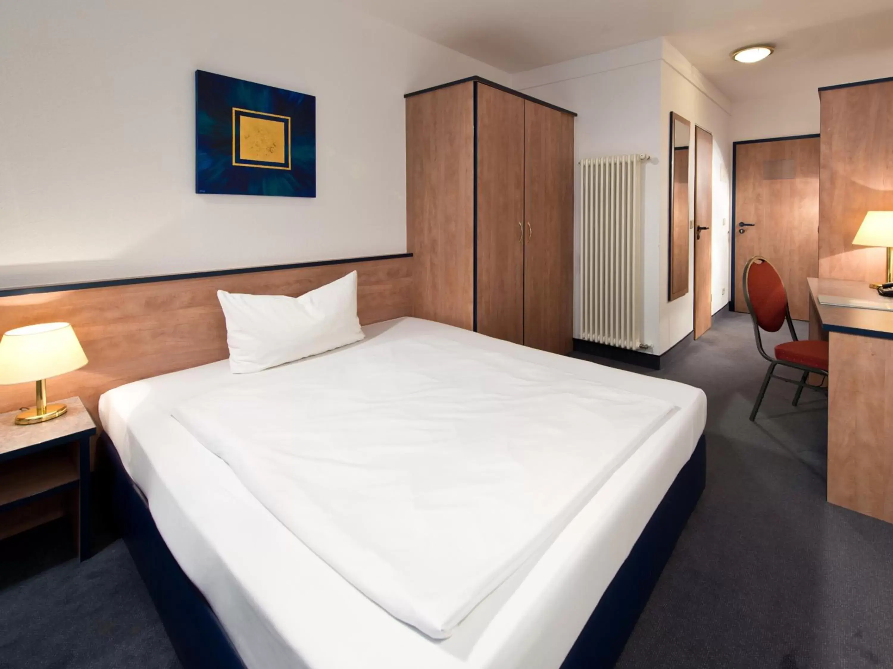 Photo of the whole room, Bed in ACHAT Hotel Monheim am Rhein