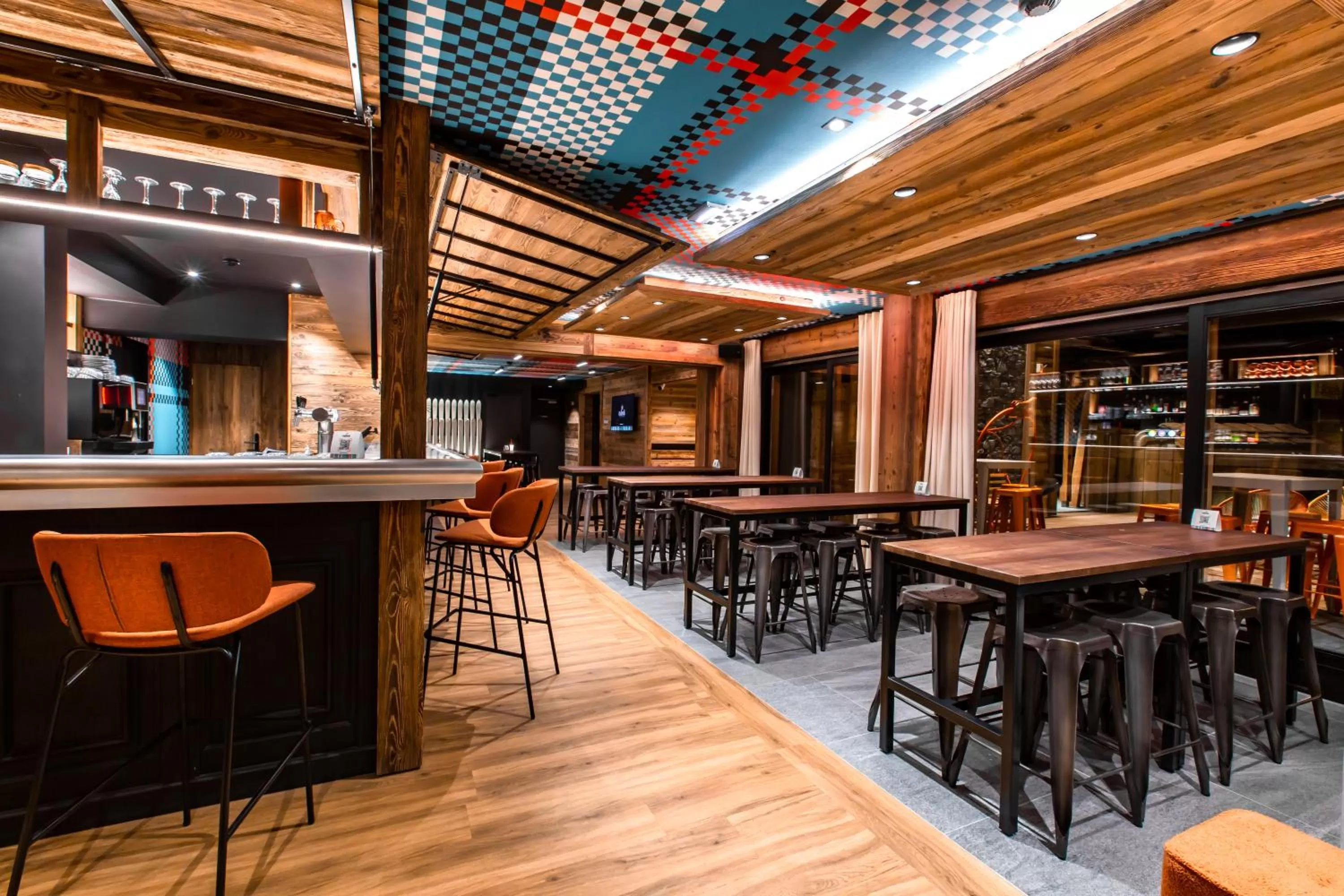 Lounge or bar in Hôtel Névé