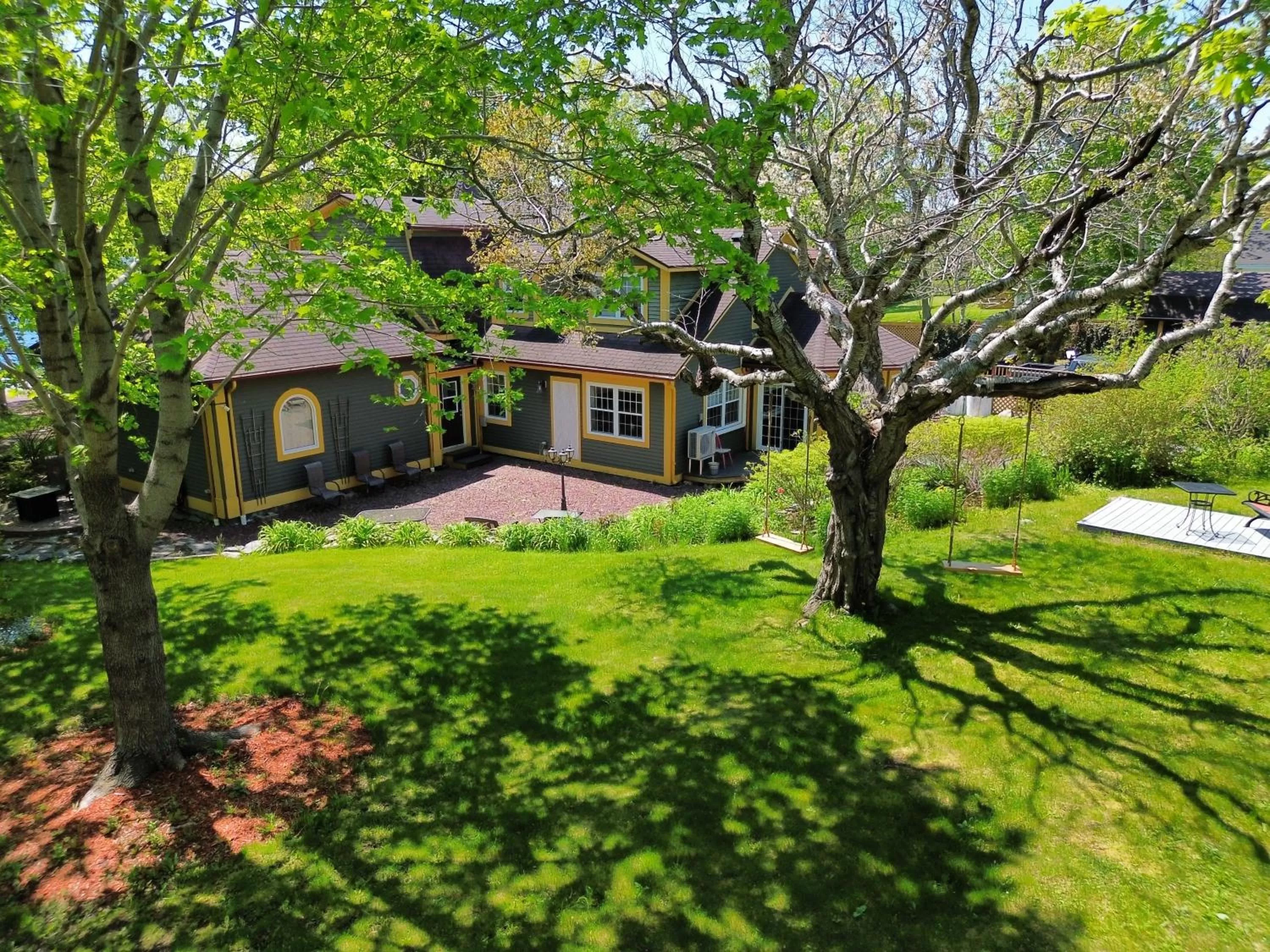 Garden view, Property Building in Belle View Manor Inn