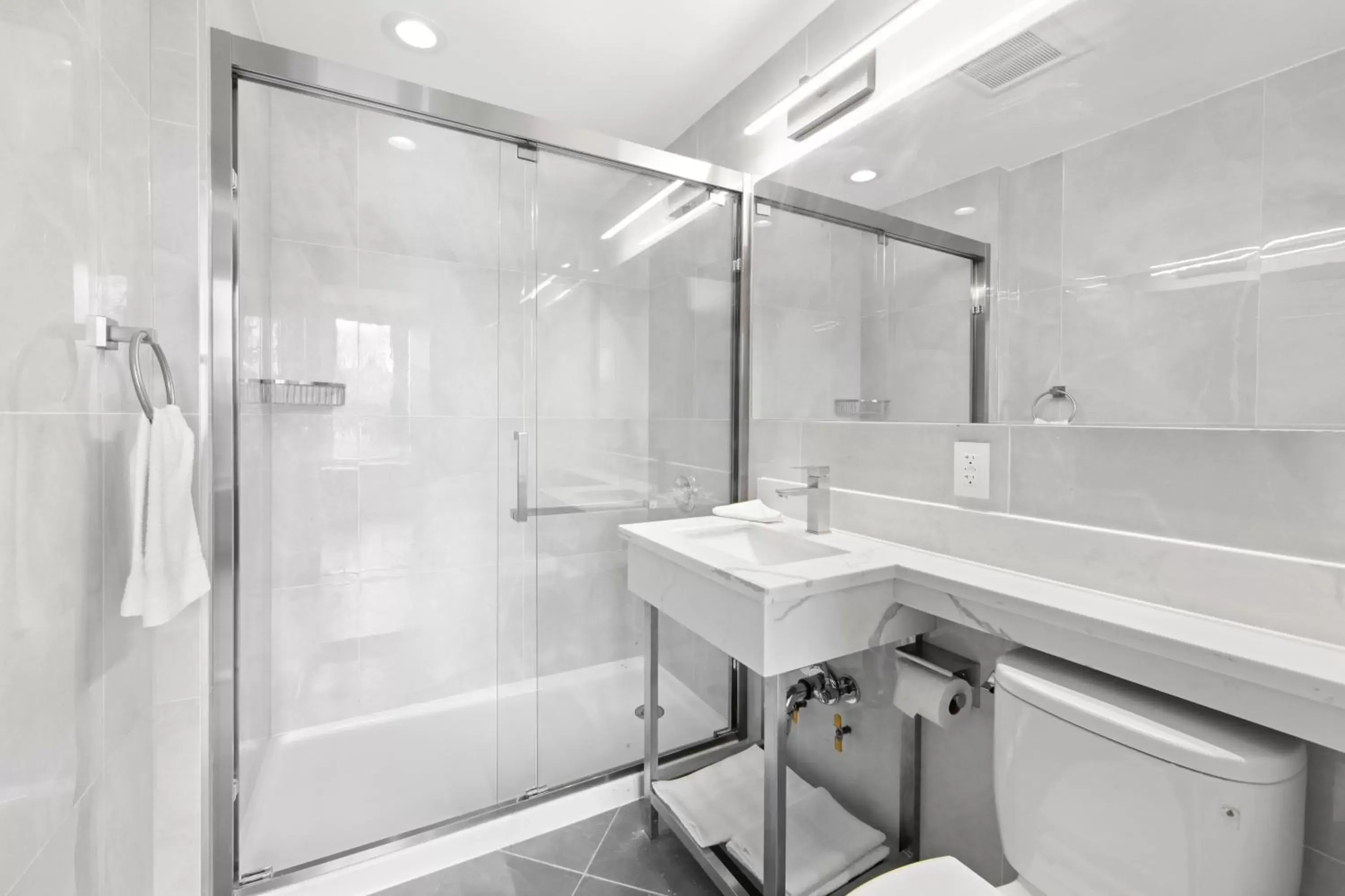 Shower, Bathroom in Hotel 365 Bronx - Yankee Stadium