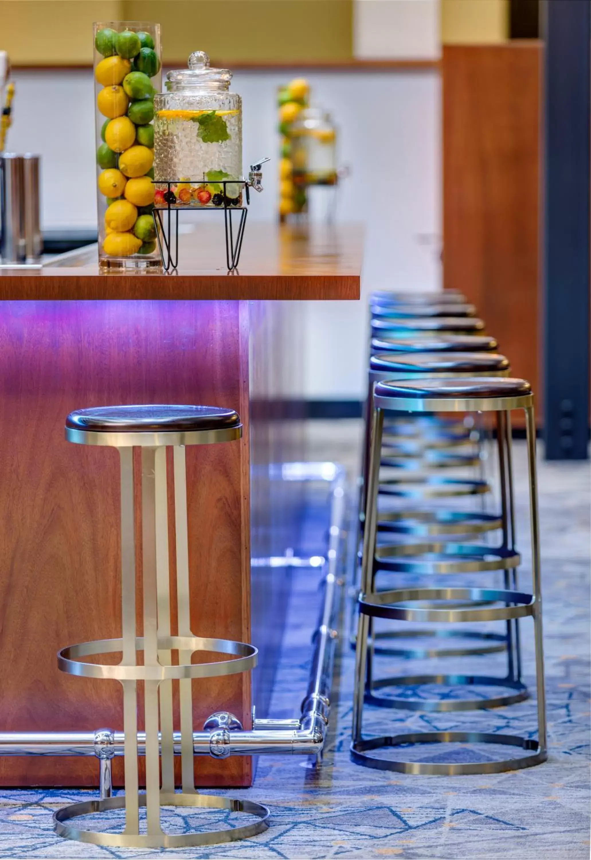 Lounge or bar in Wyndham Fort Smith City Center