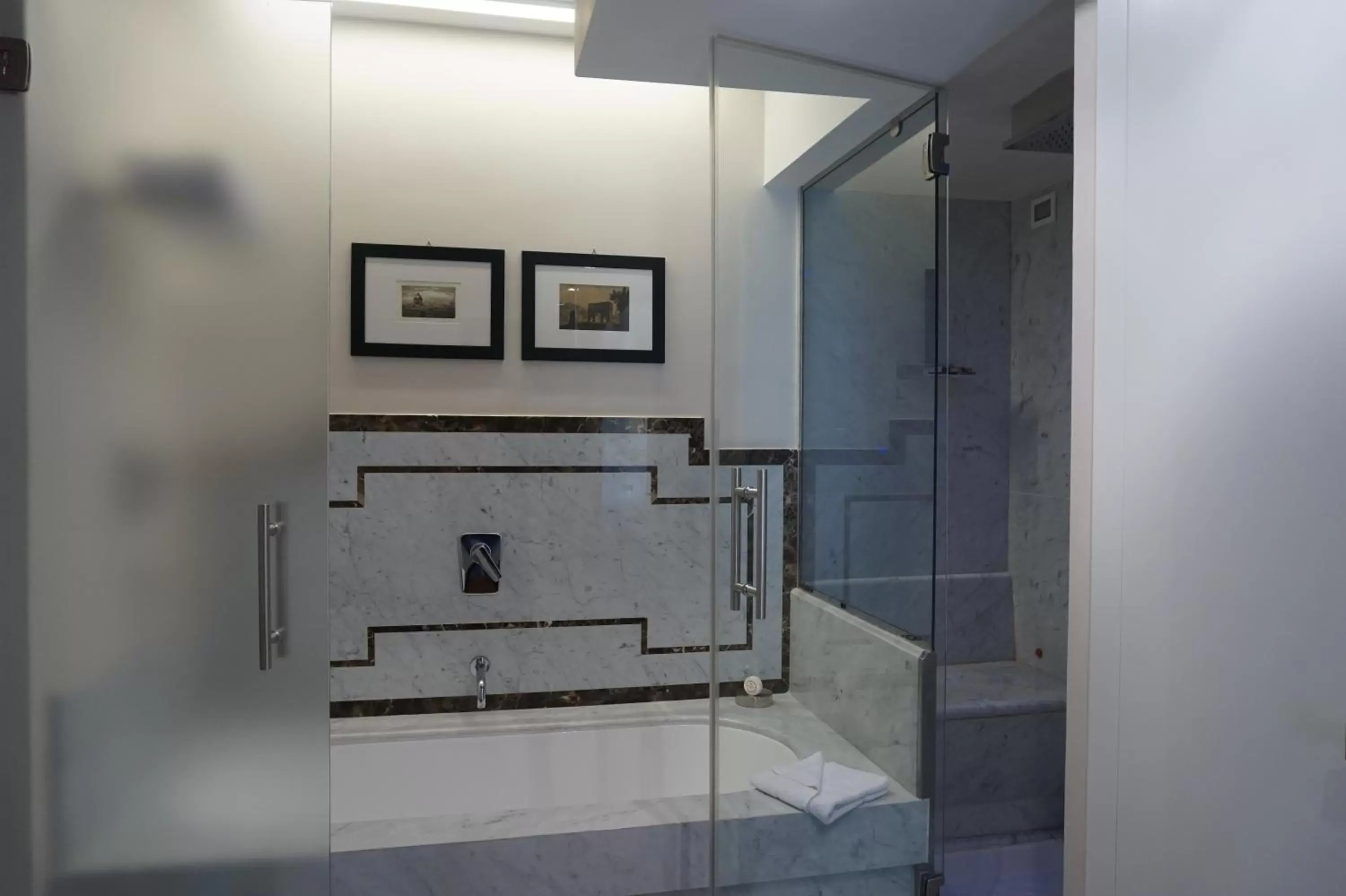 Bathroom in Trevi Palace Luxury Inn