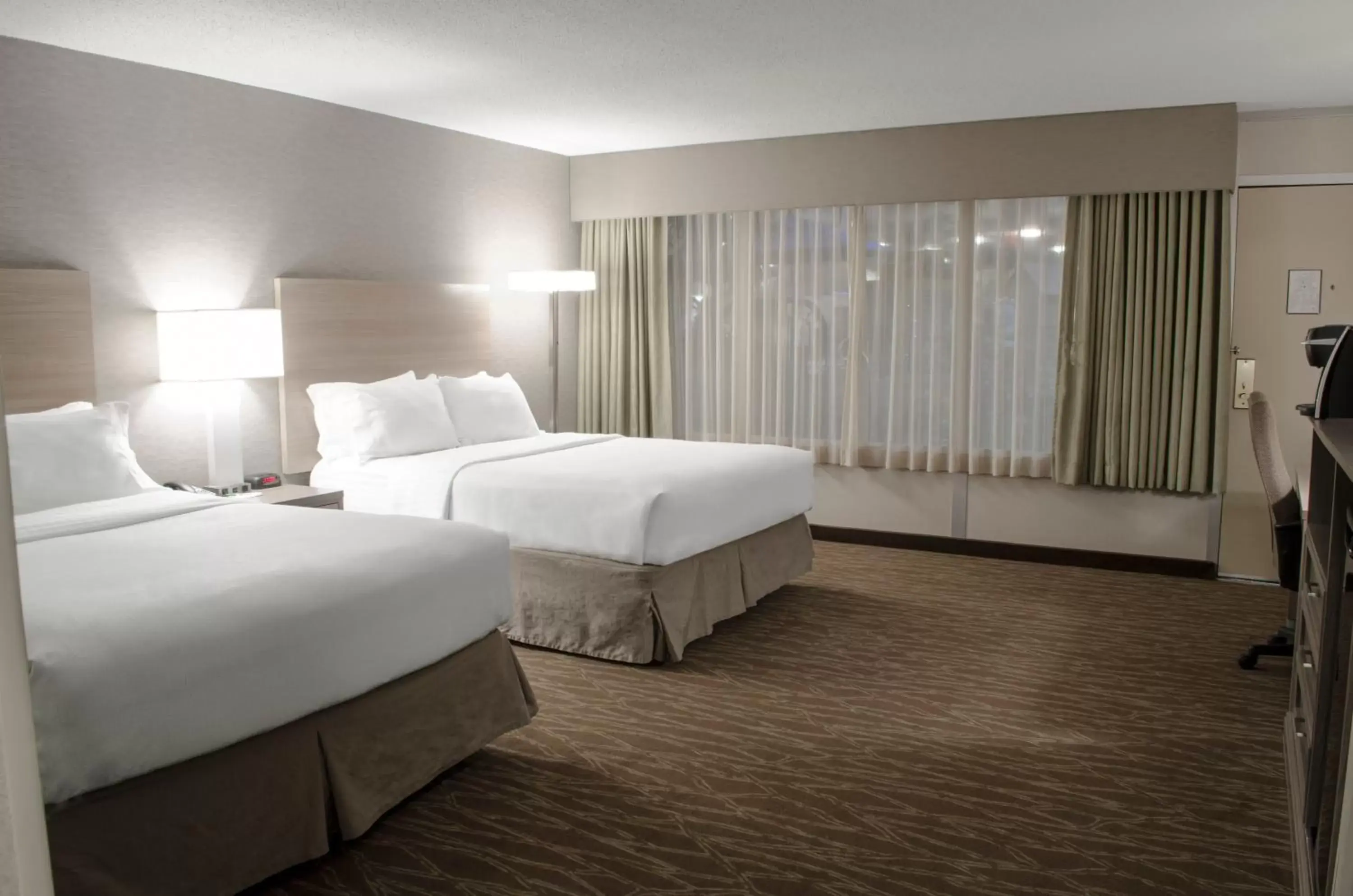 Photo of the whole room, Bed in Holiday Inn Fargo, an IHG Hotel