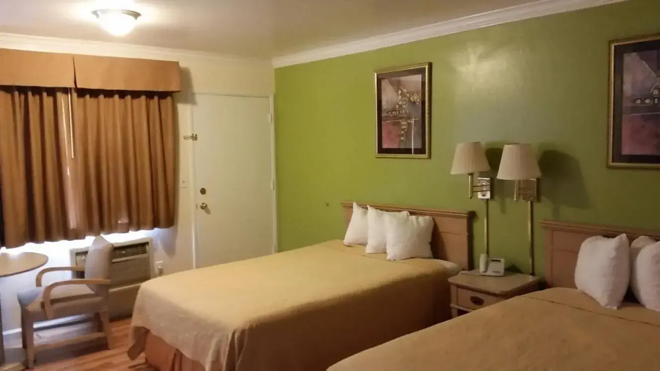 Bedroom, Bed in Kelseyville Motel
