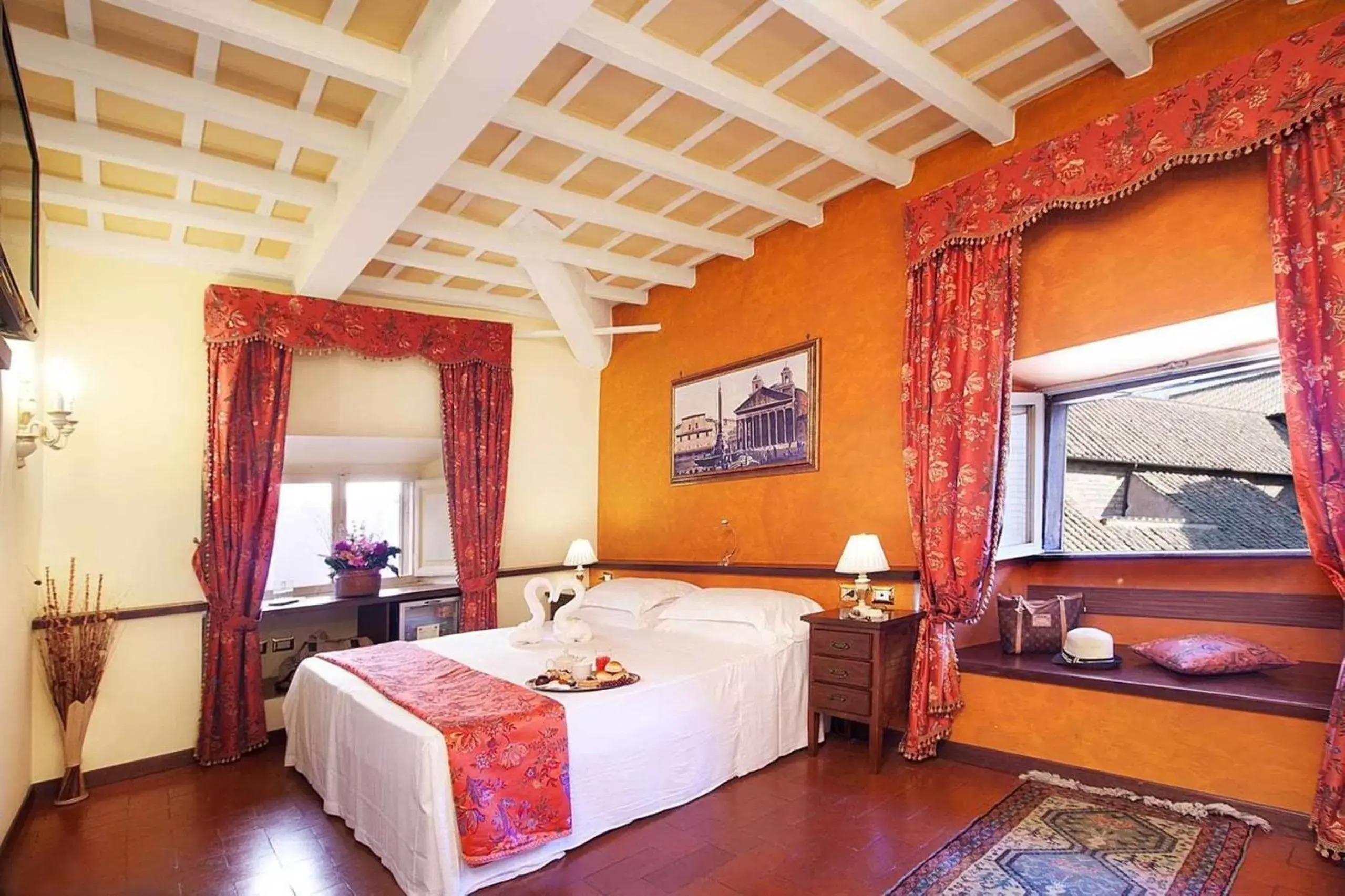 Photo of the whole room, Bed in Pantheon Inn