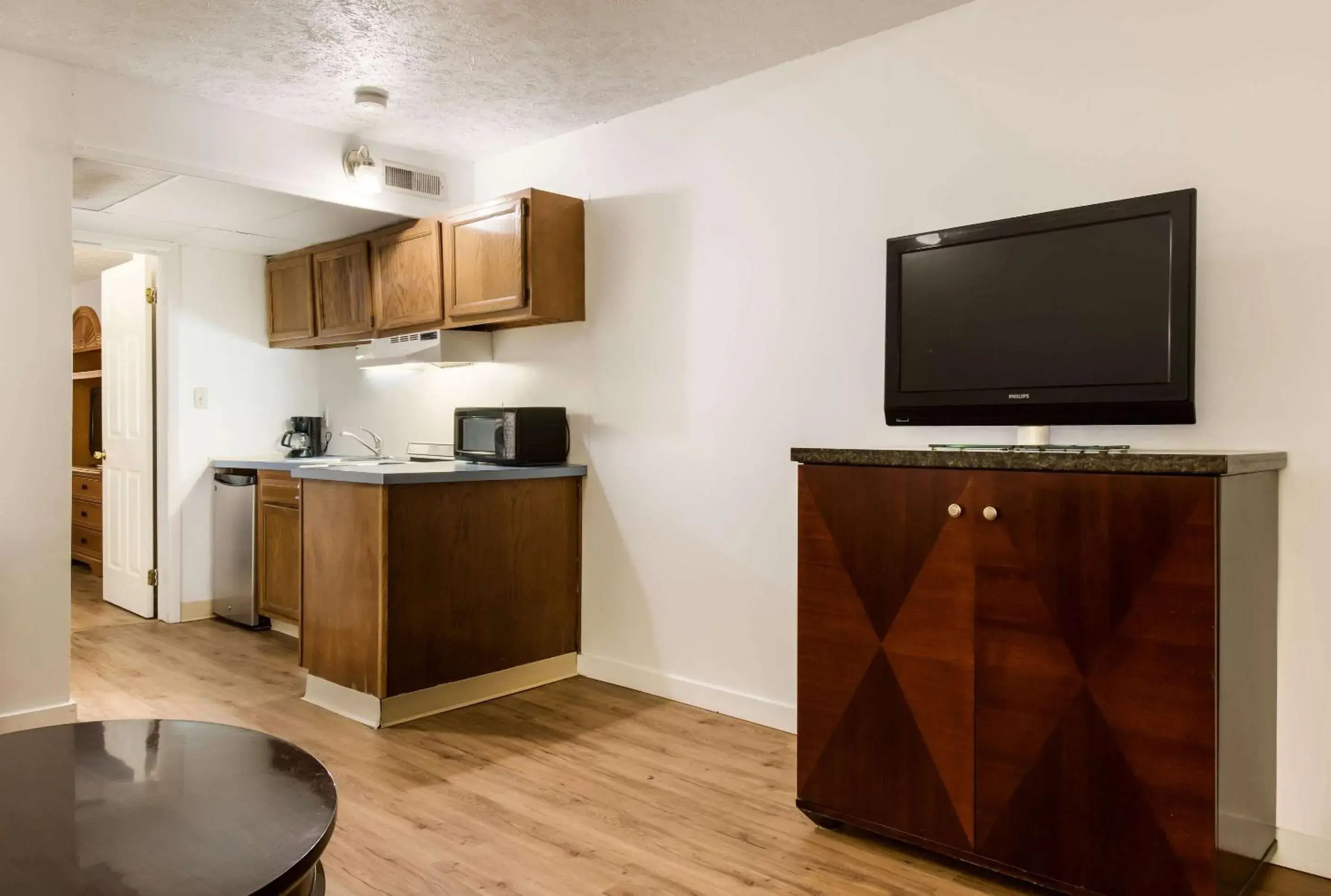 Photo of the whole room, Kitchen/Kitchenette in Econo Lodge Inn & Suites Pocono near Lake Harmony