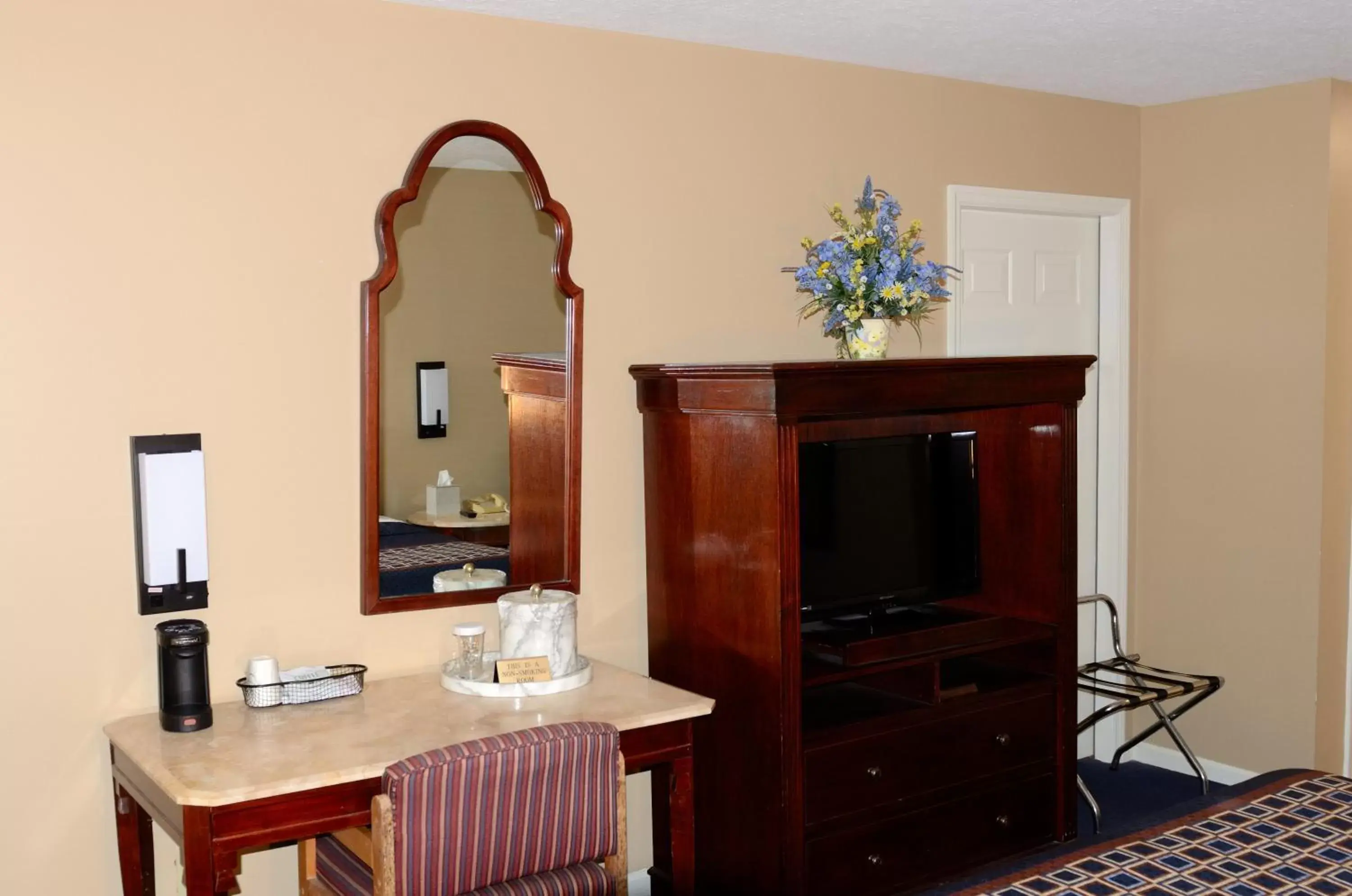 TV/Entertainment Center in Four Seasons Country Inn